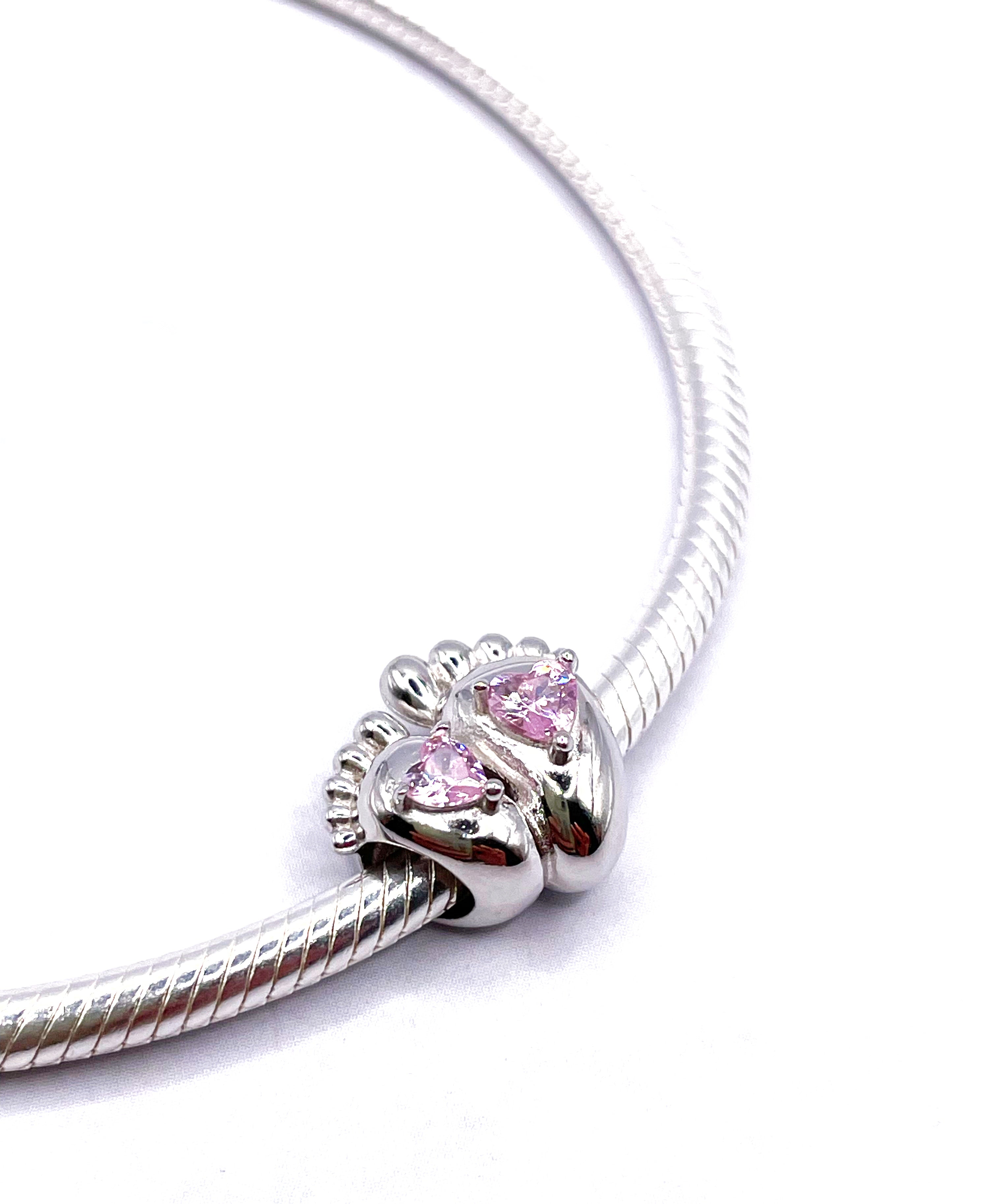 Charm pies y corazones rosados