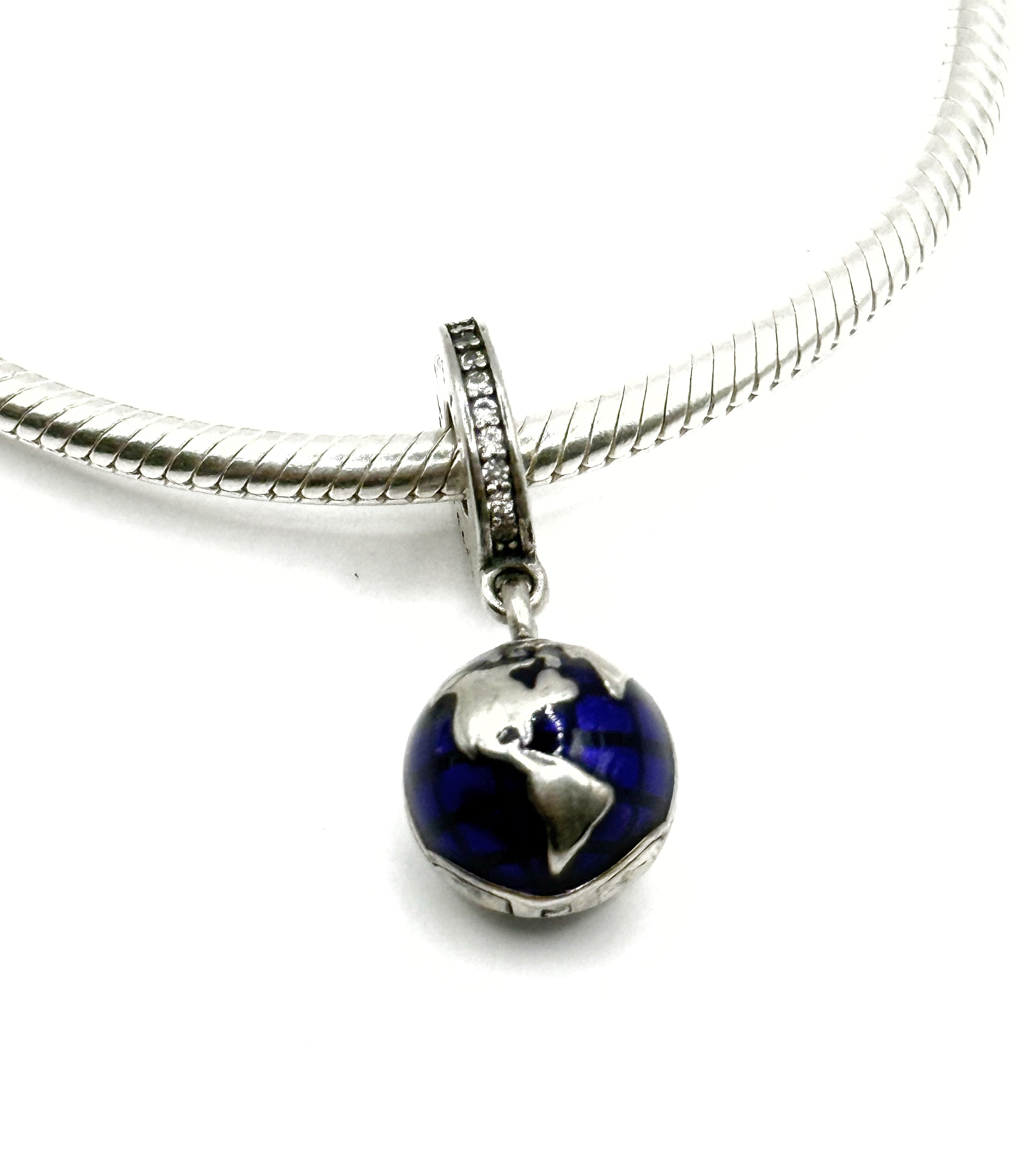 Charm “Apoya a las voces jóvenes” Mapamundi