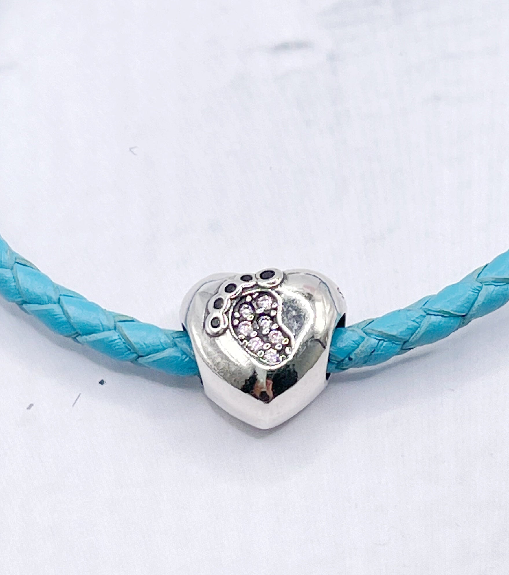 Charm Corazón con huellita de bebé en circonias rosadas