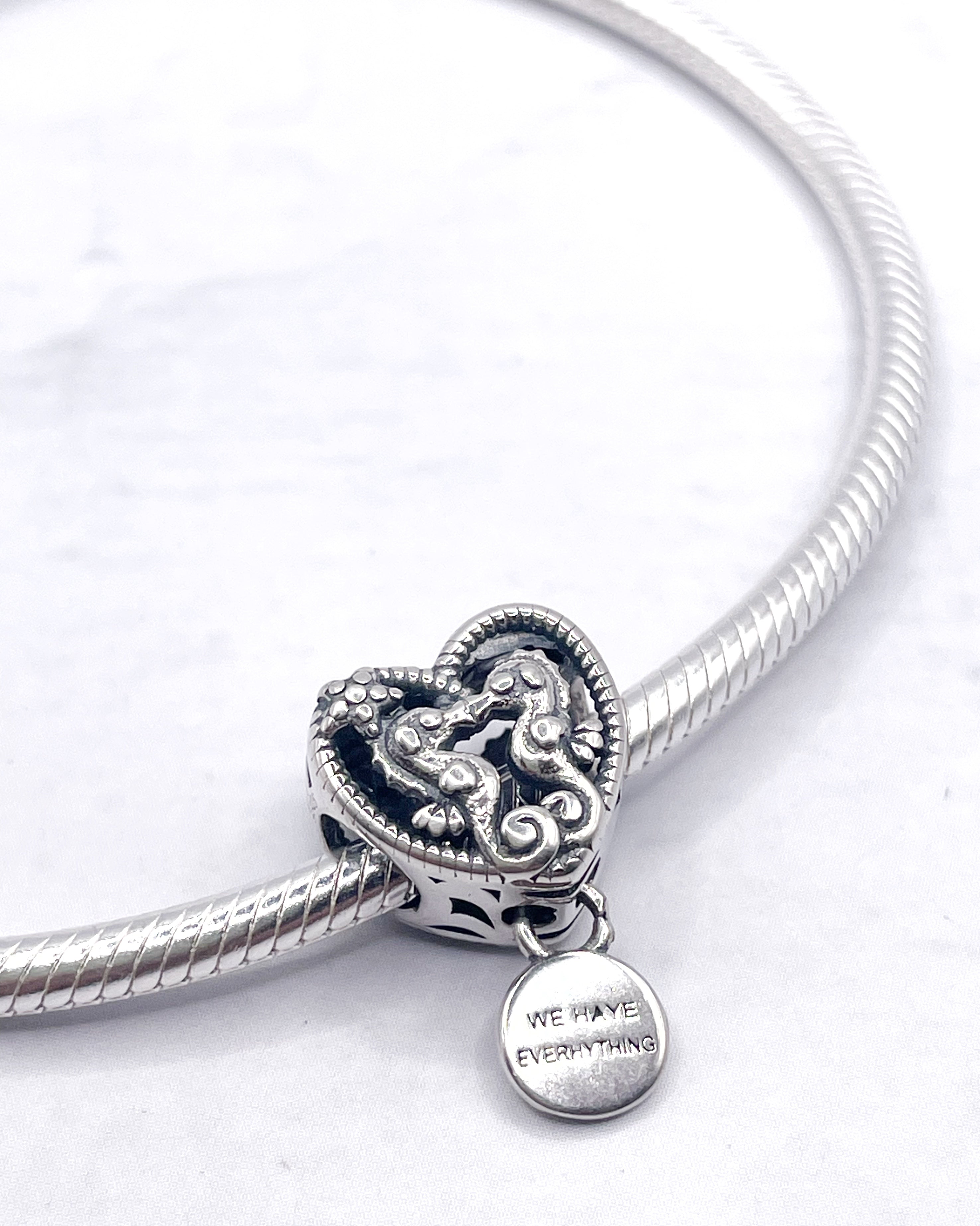 Charm Caballitos de mar en corazón