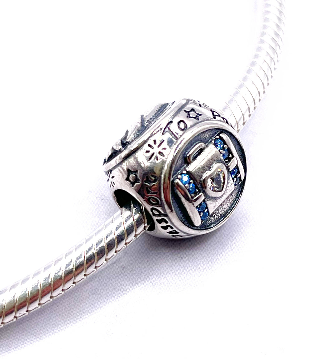 Charm de 3 caras: mapamundi, maleta y  avión