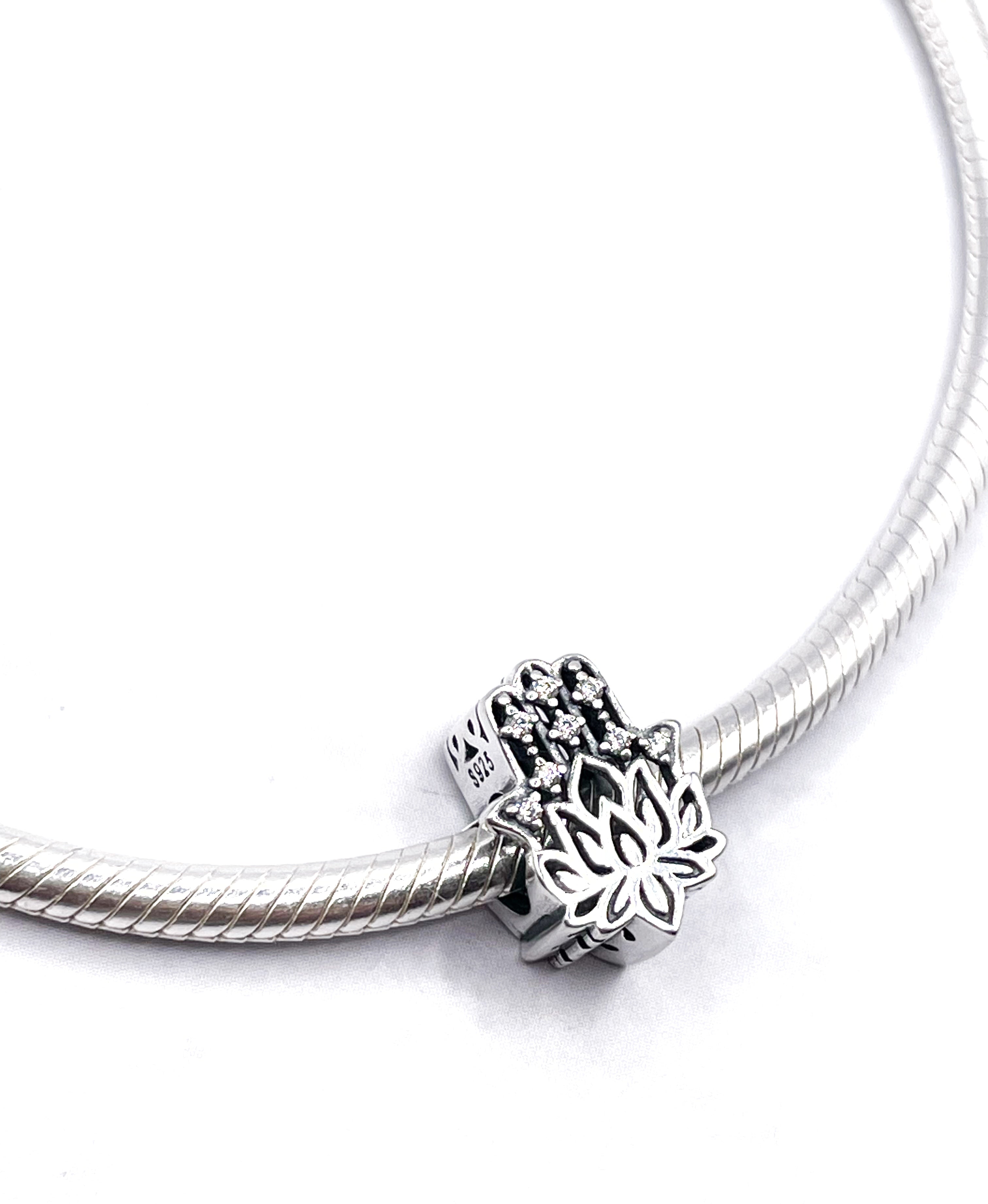 Charm Mano de Fátima y flor de loto calada