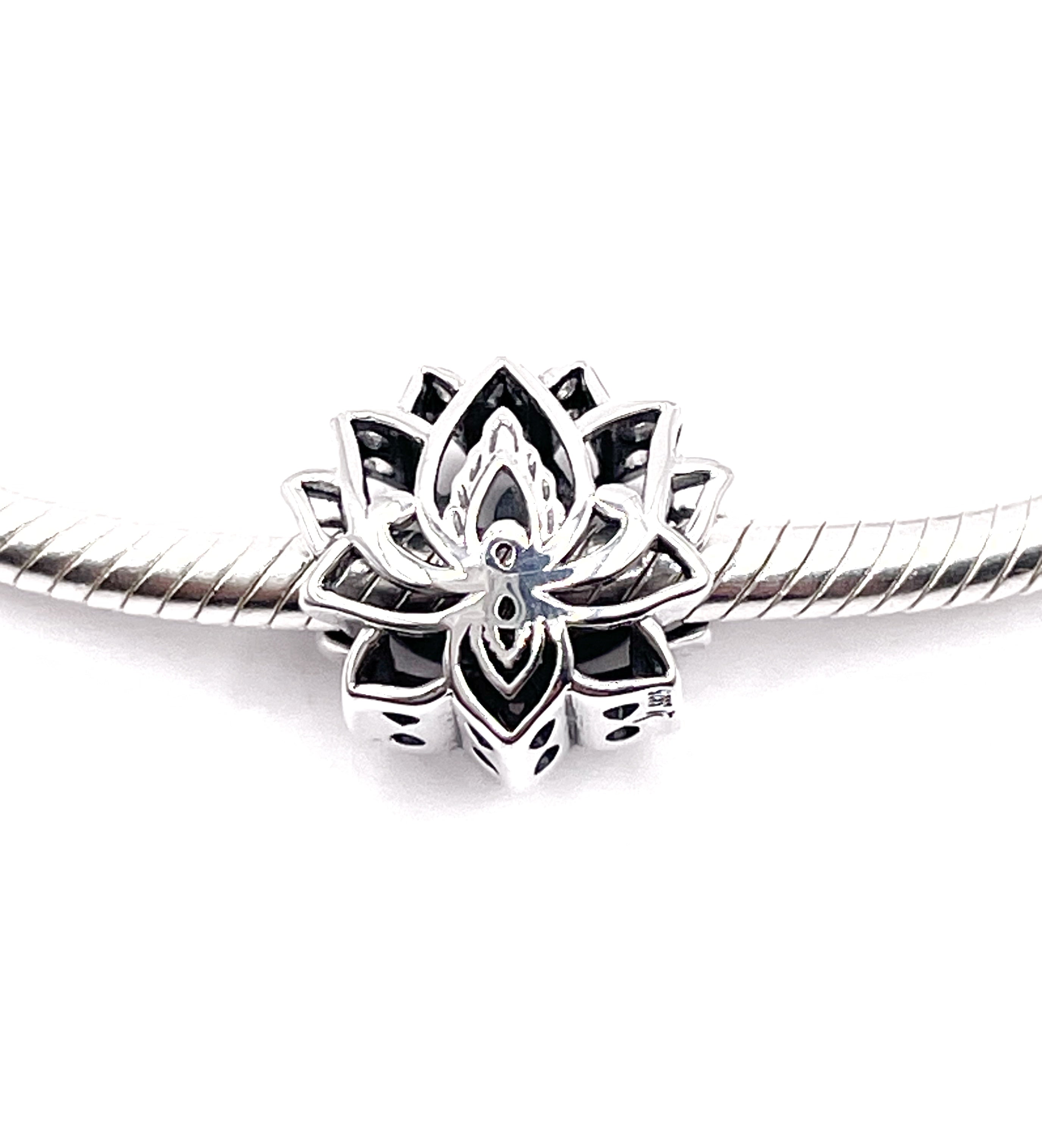 Charm Flor de loto calada