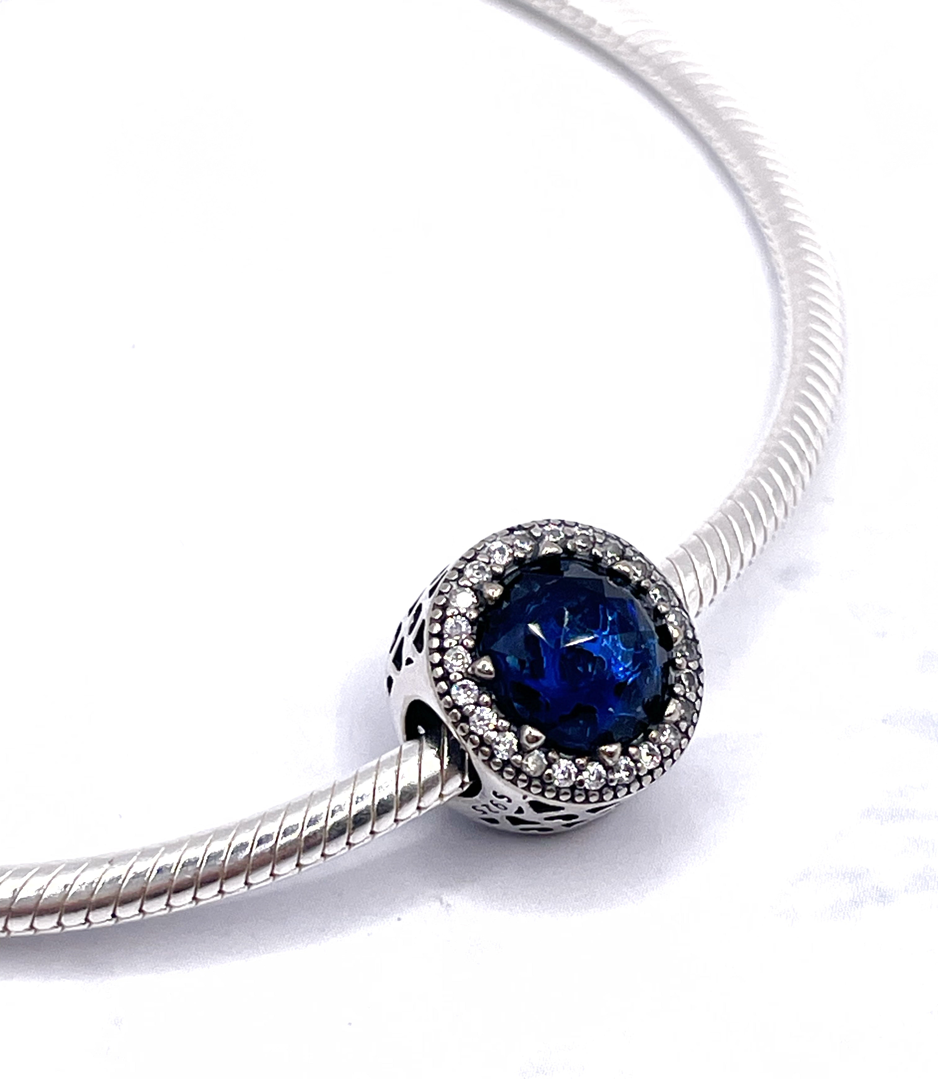 Charm Piedra azul con circonias blancas