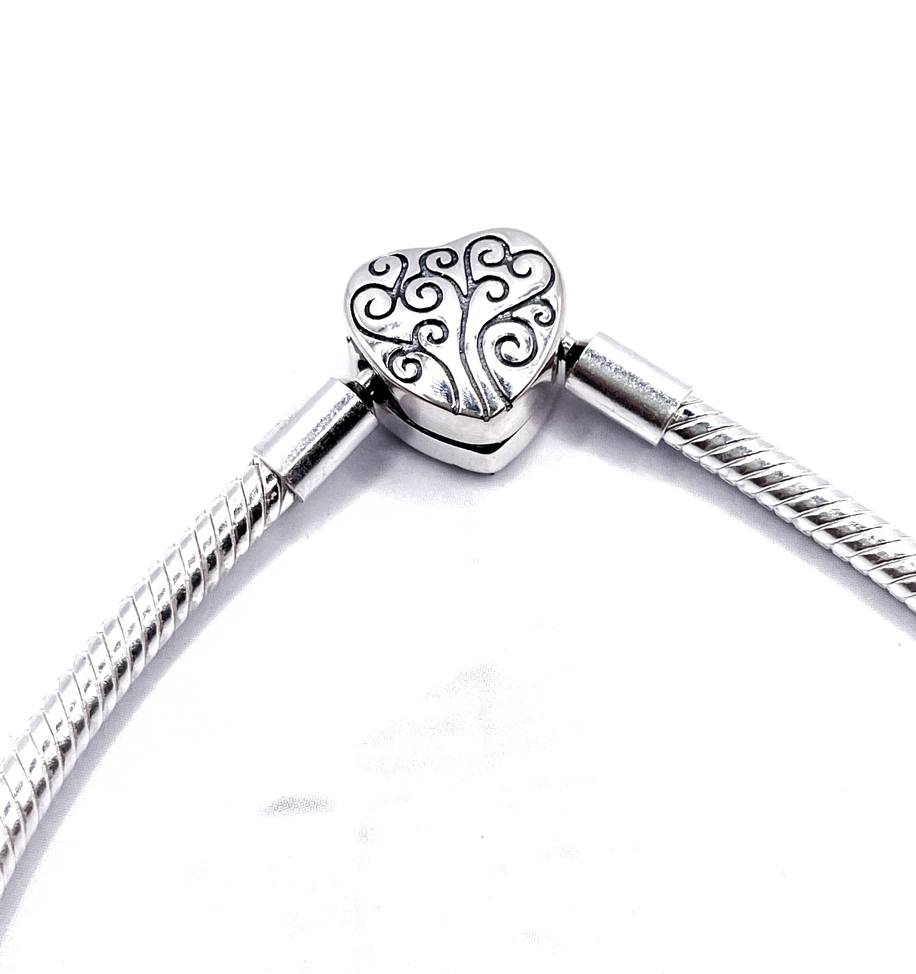 Pulsera flexible broche corazón labrado