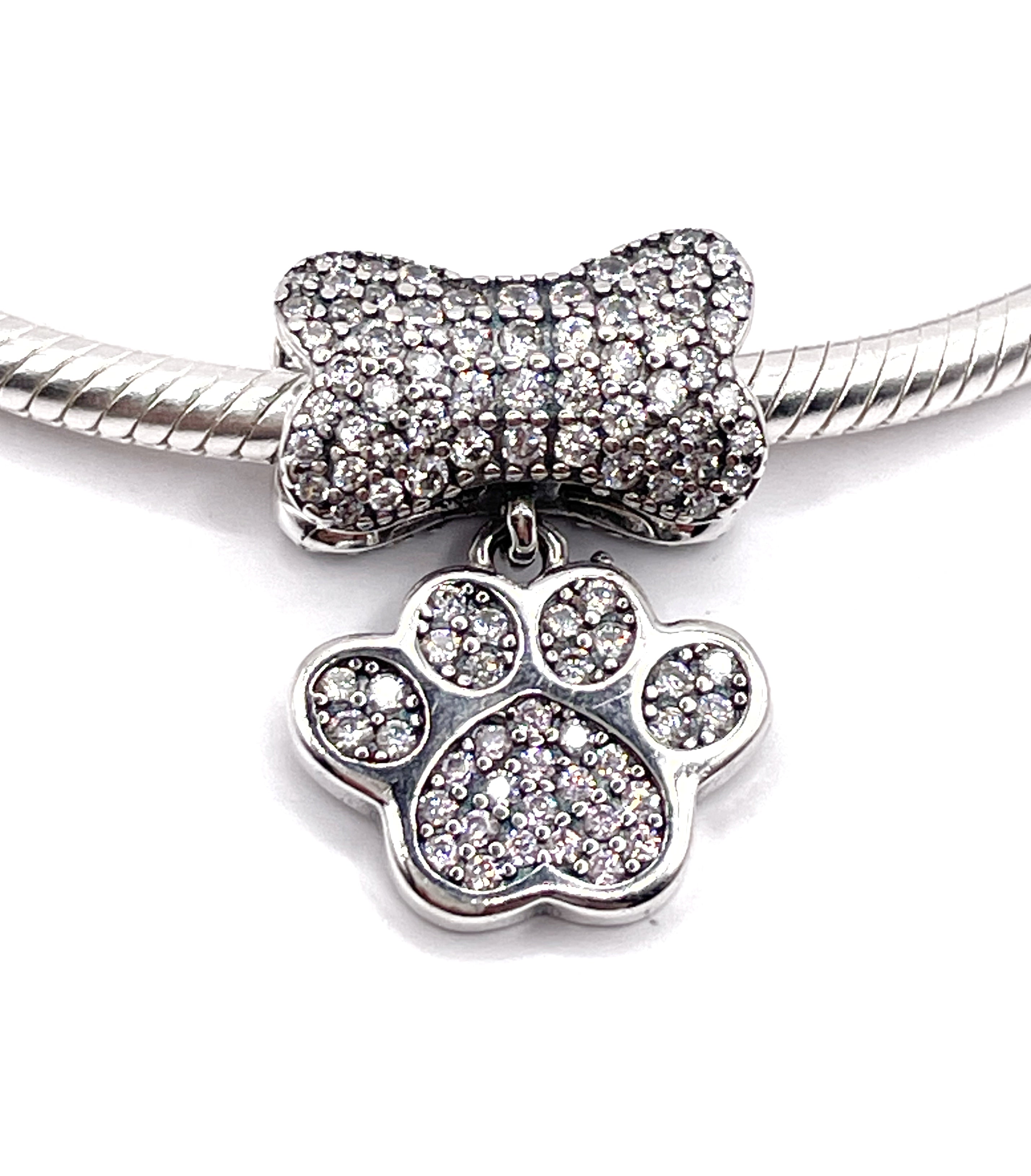 Charm Hueso y huella colgante de circonias blancas y rosadas