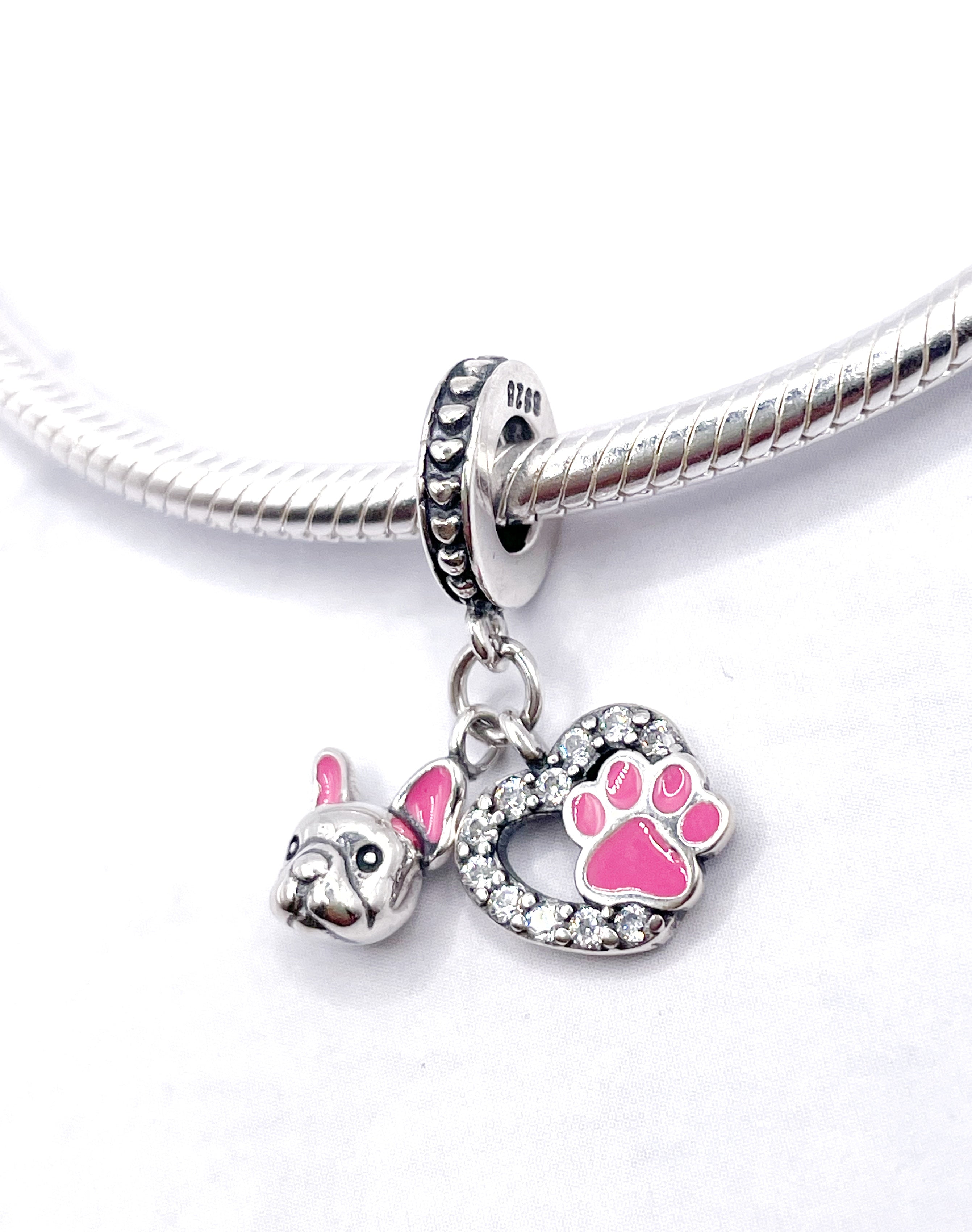 Charm Bull dog francés con corazón de circonias y huellita rosada
