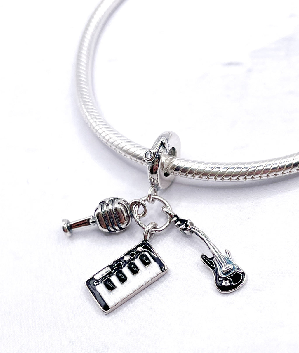 Charm Micrófono, piano y guitarra eléctrica