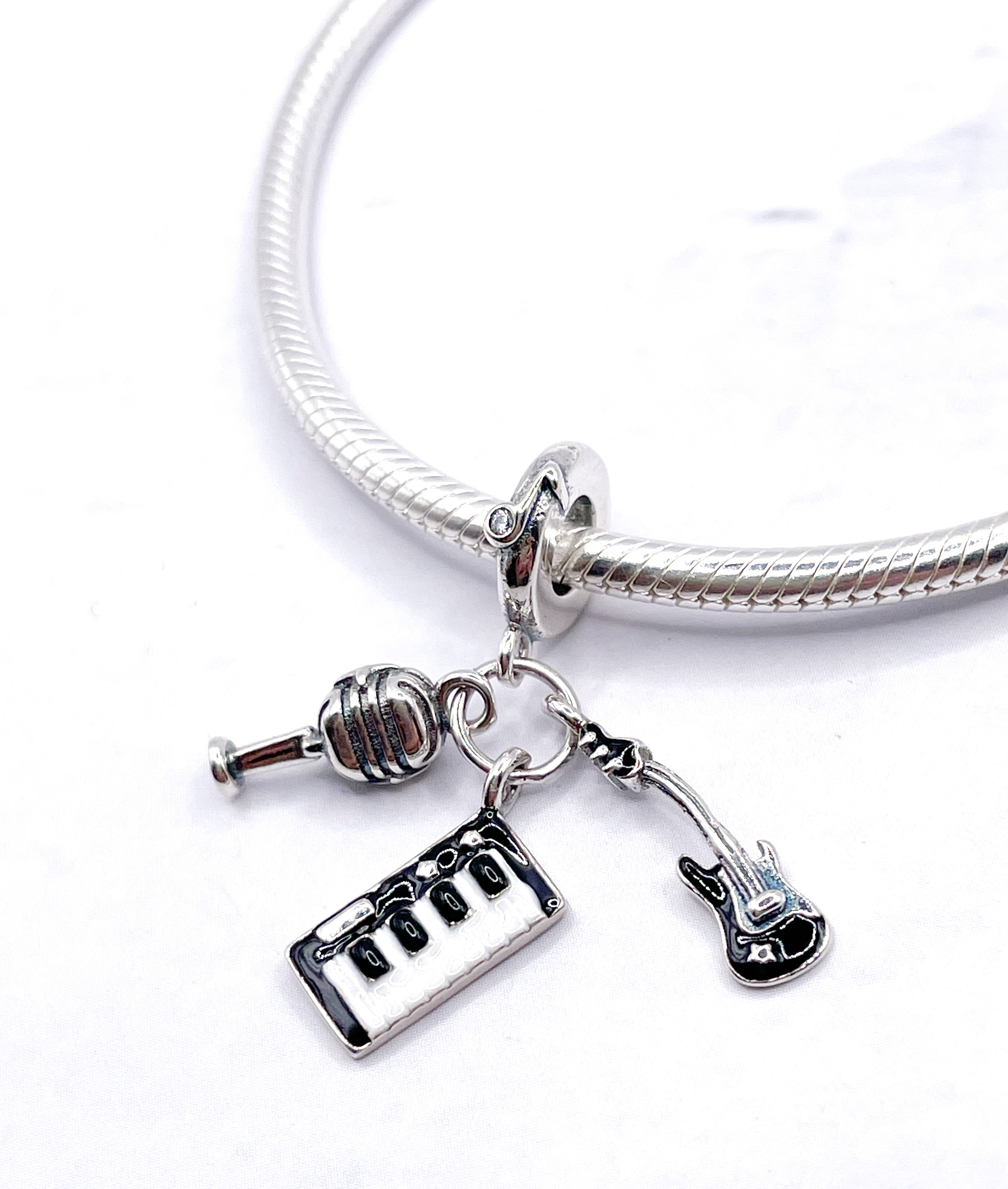 Charm Micrófono, piano y guitarra eléctrica
