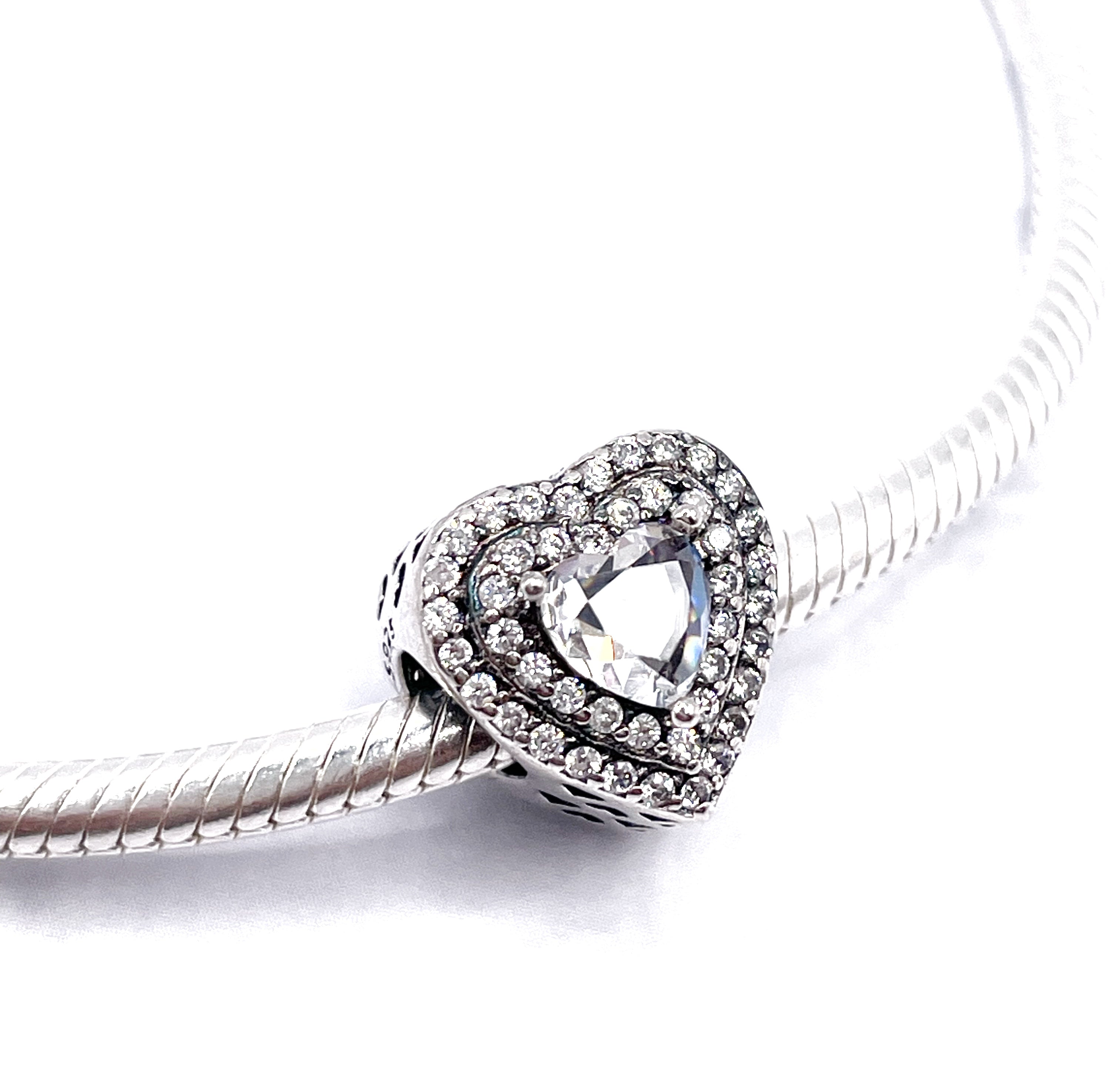 Charm Corazón circonias blancas