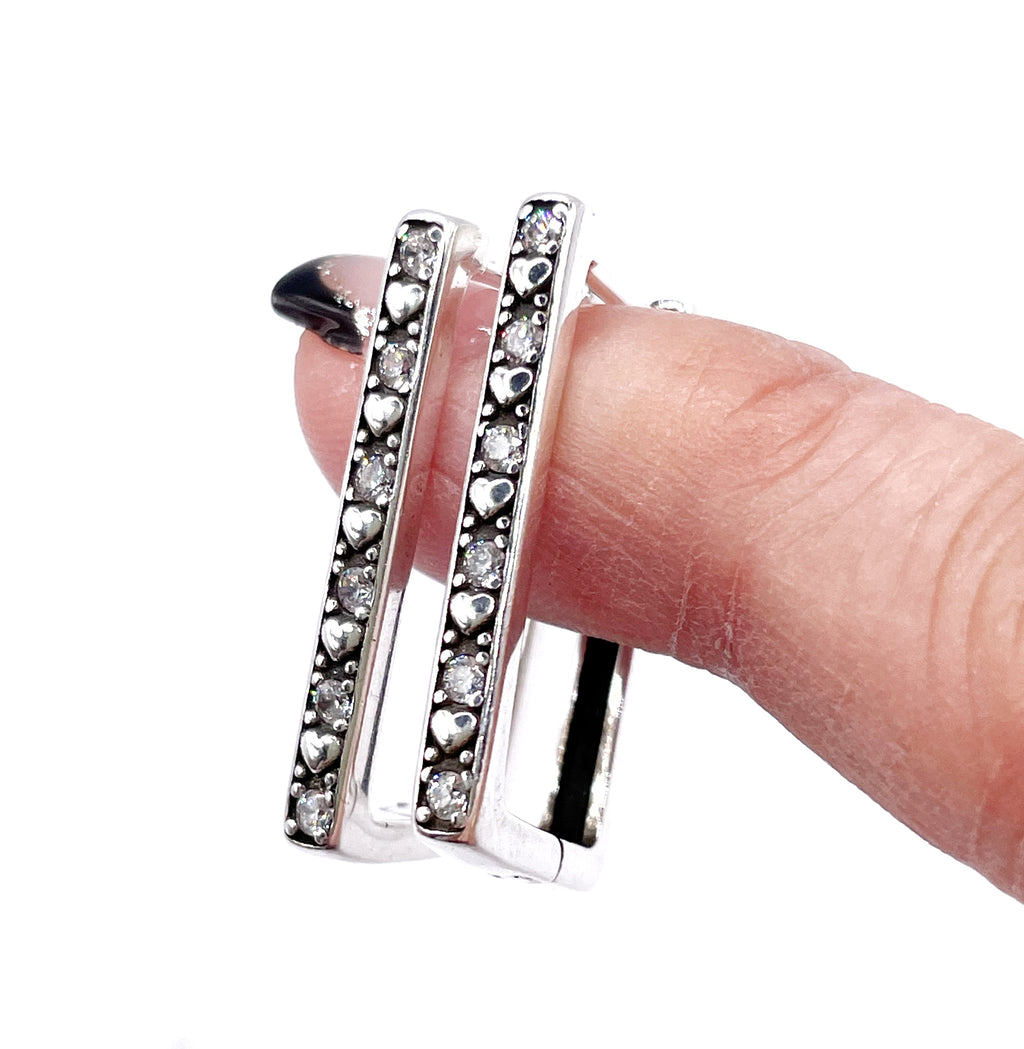 Aros rectangulares con corazones y circonias