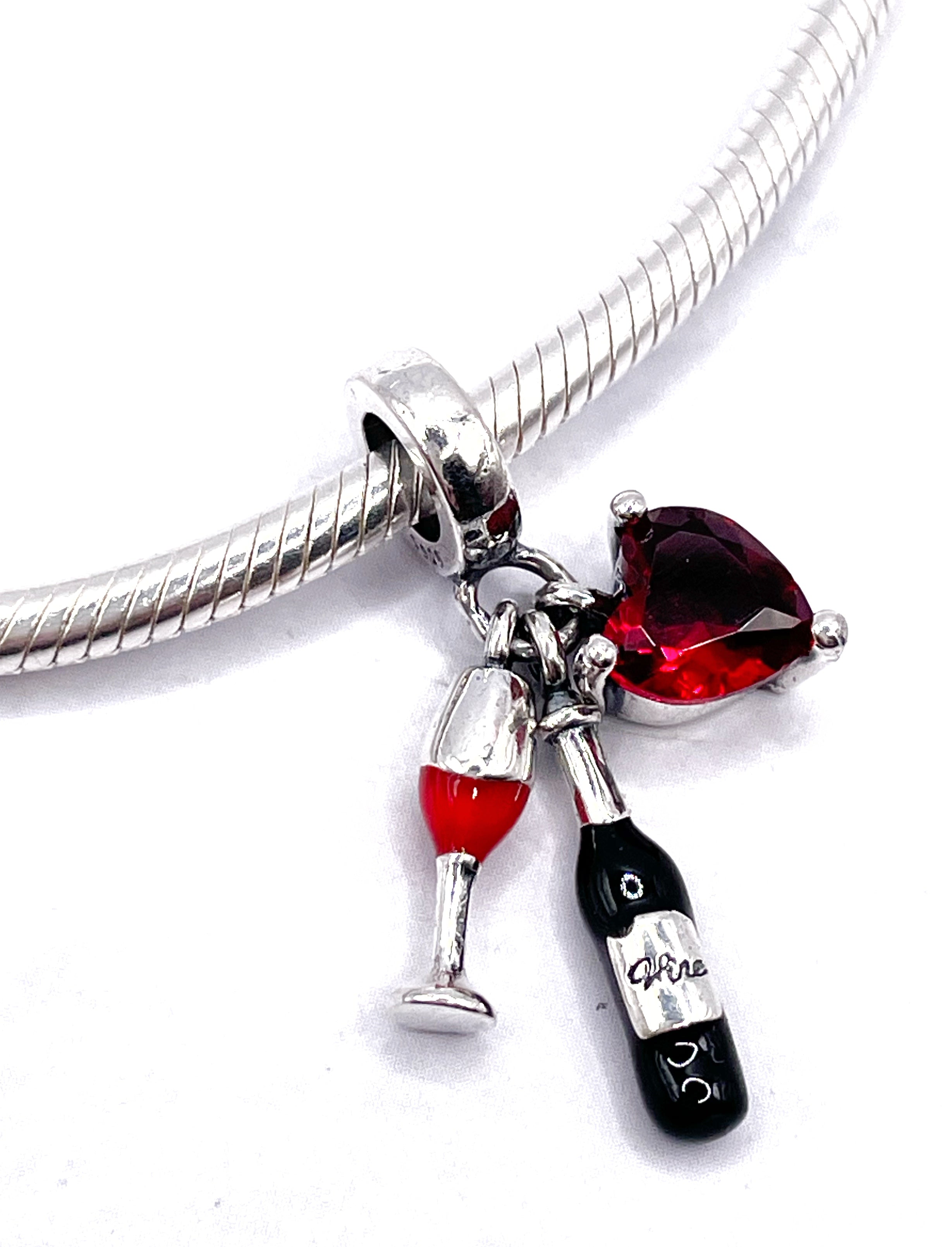 Botella de vino, copa y corazón