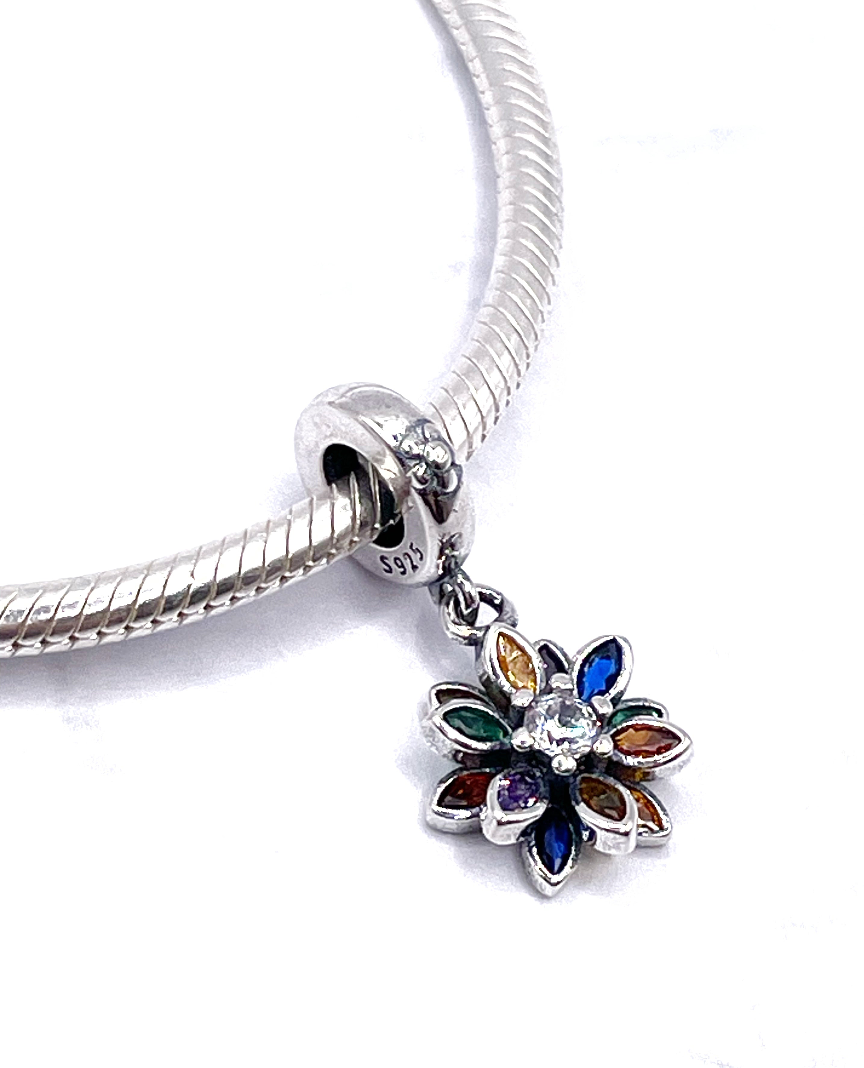 Charm Flor con pétalos multicolor