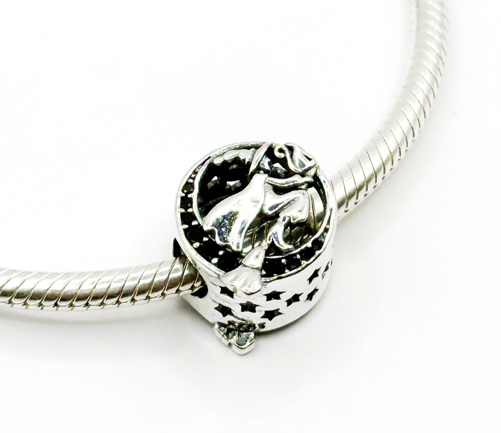 Charm Bruja volando en escoba y Luna de circonias negras