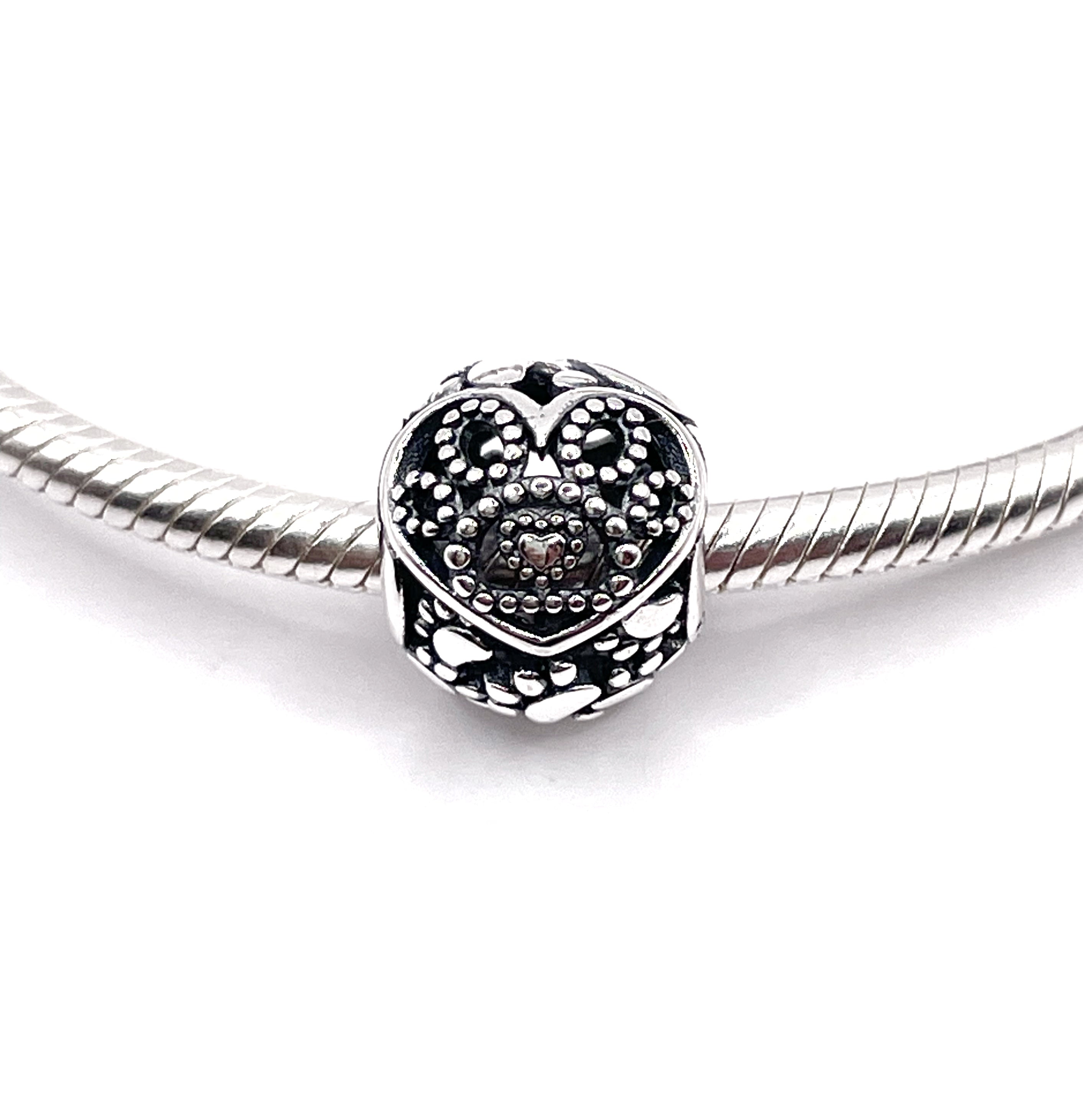 Charm Bolita huellas caladas