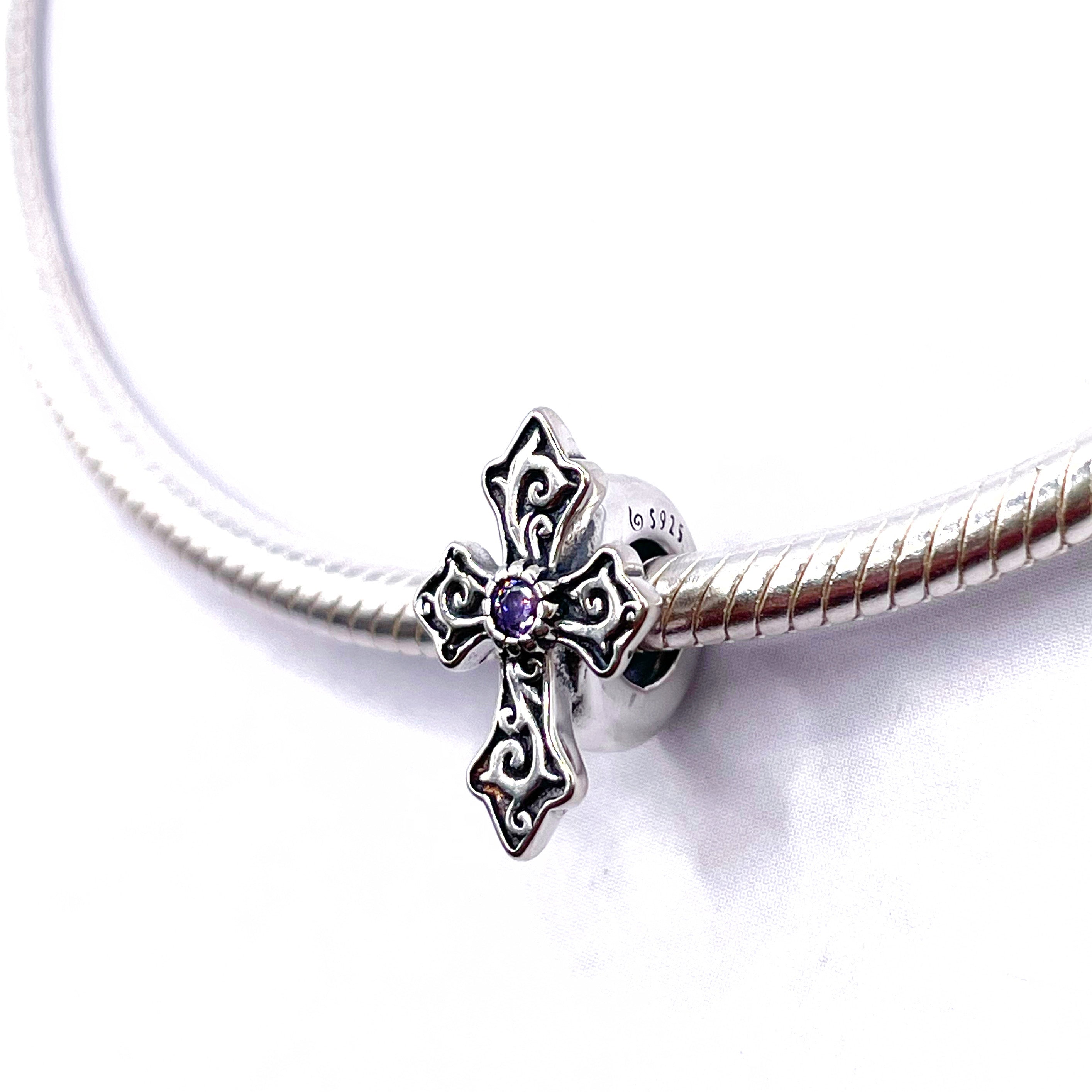 Charm Cruz con circonia violeta y pasante de silicona (fija)