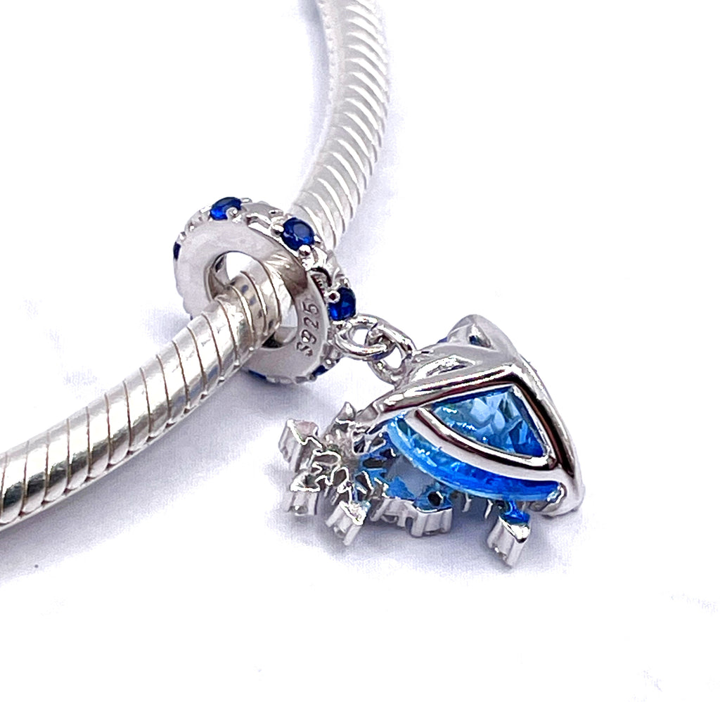 Charm Corazón azul y copos de nieve
