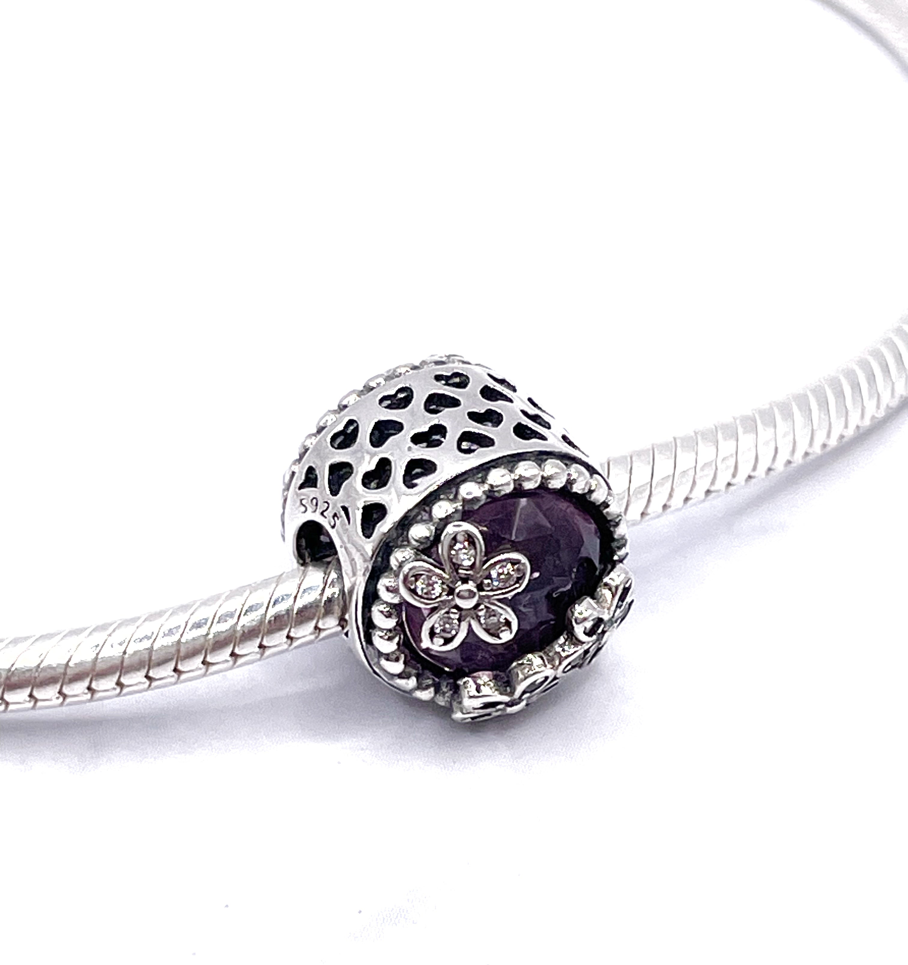 Charm Cilindro de piedra rosa con flores