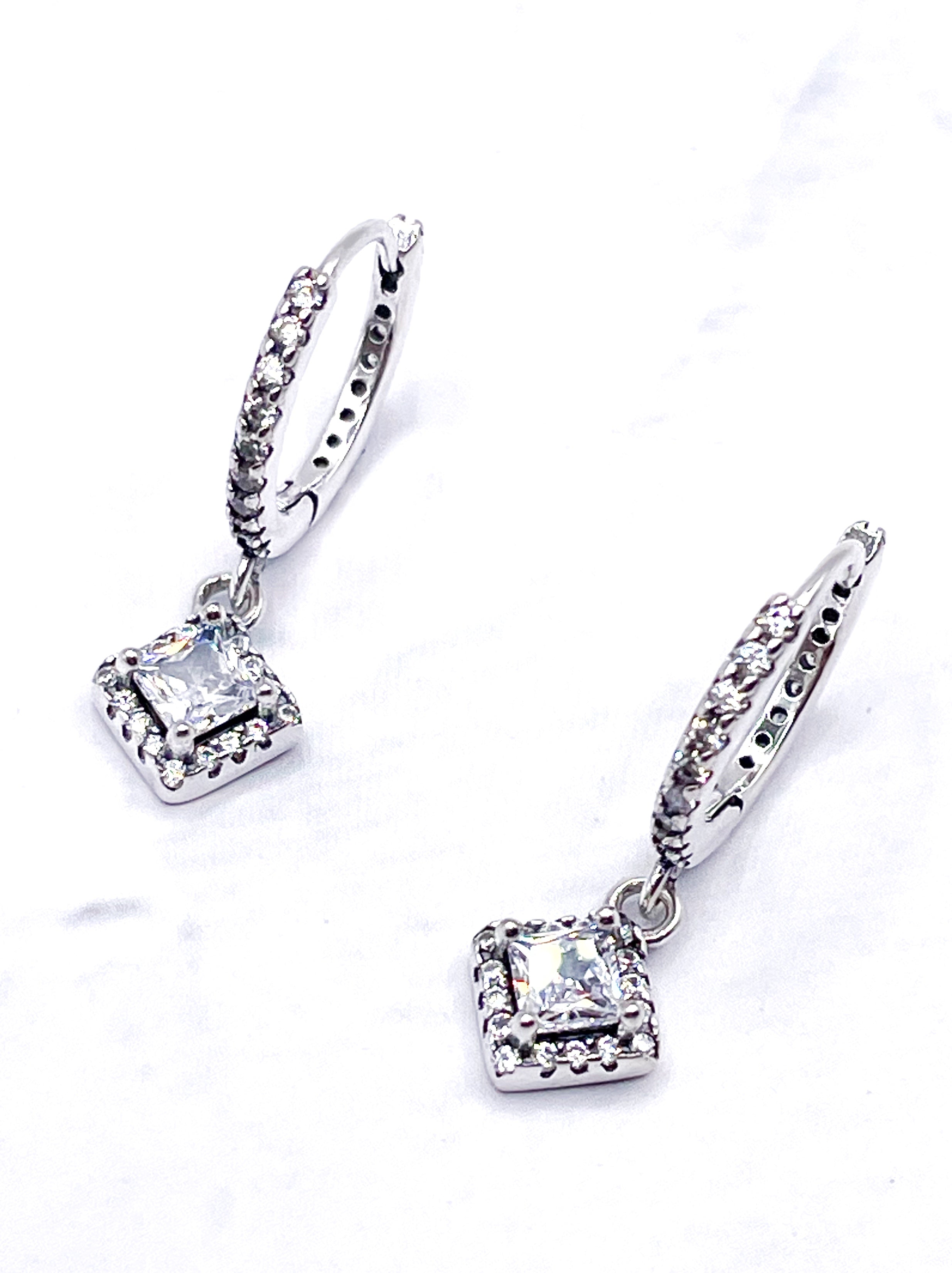 Aritos de rombo blanco en circonias