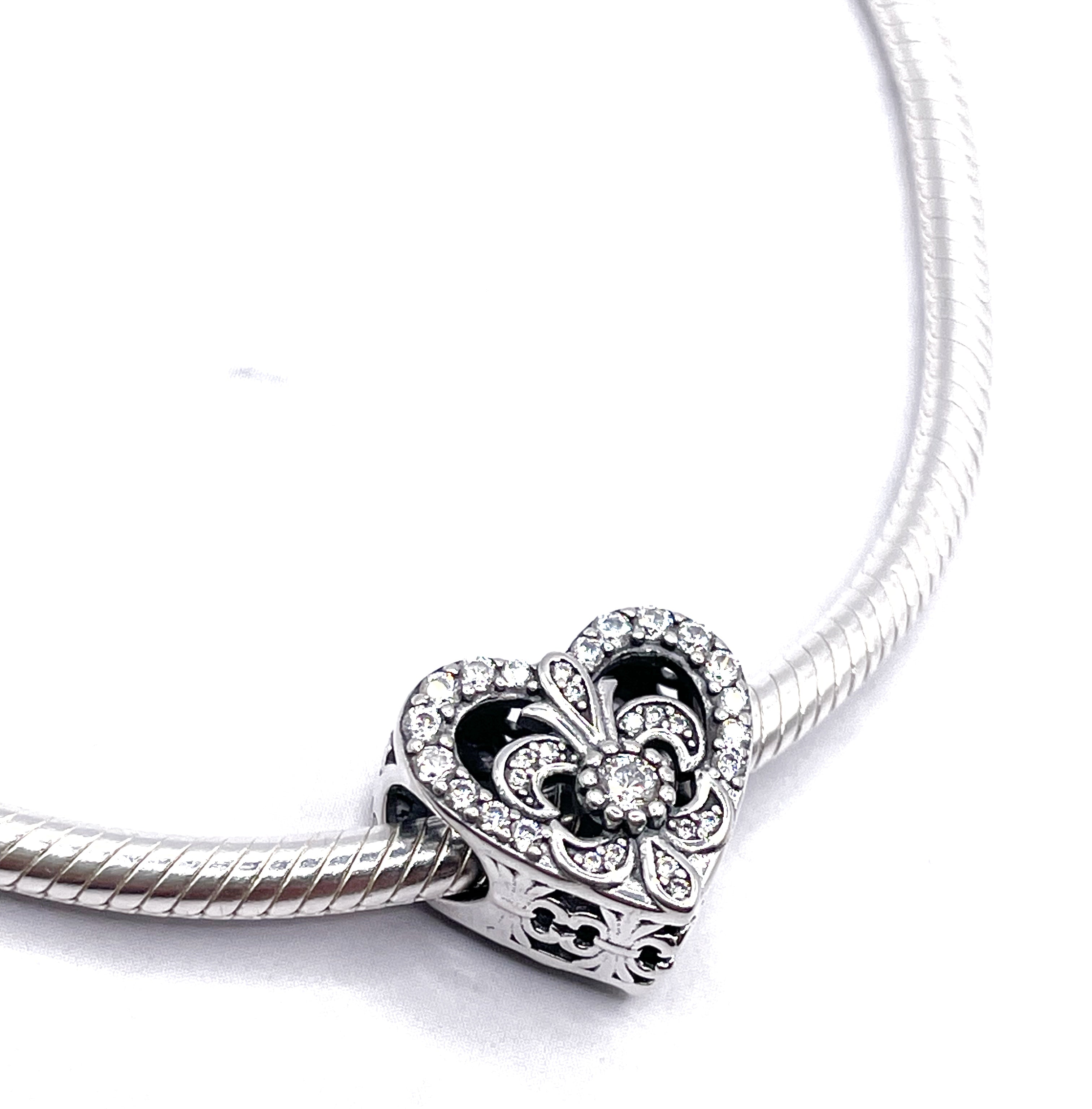 Charm Corazón flor de lis en circonias blancas