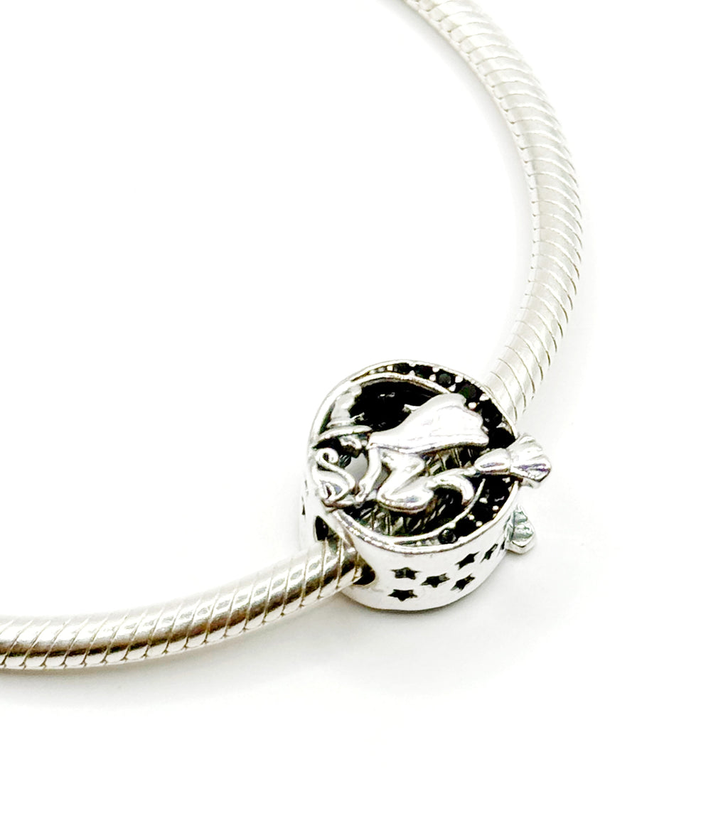 Charm Bruja volando en escoba y Luna de circonias negras