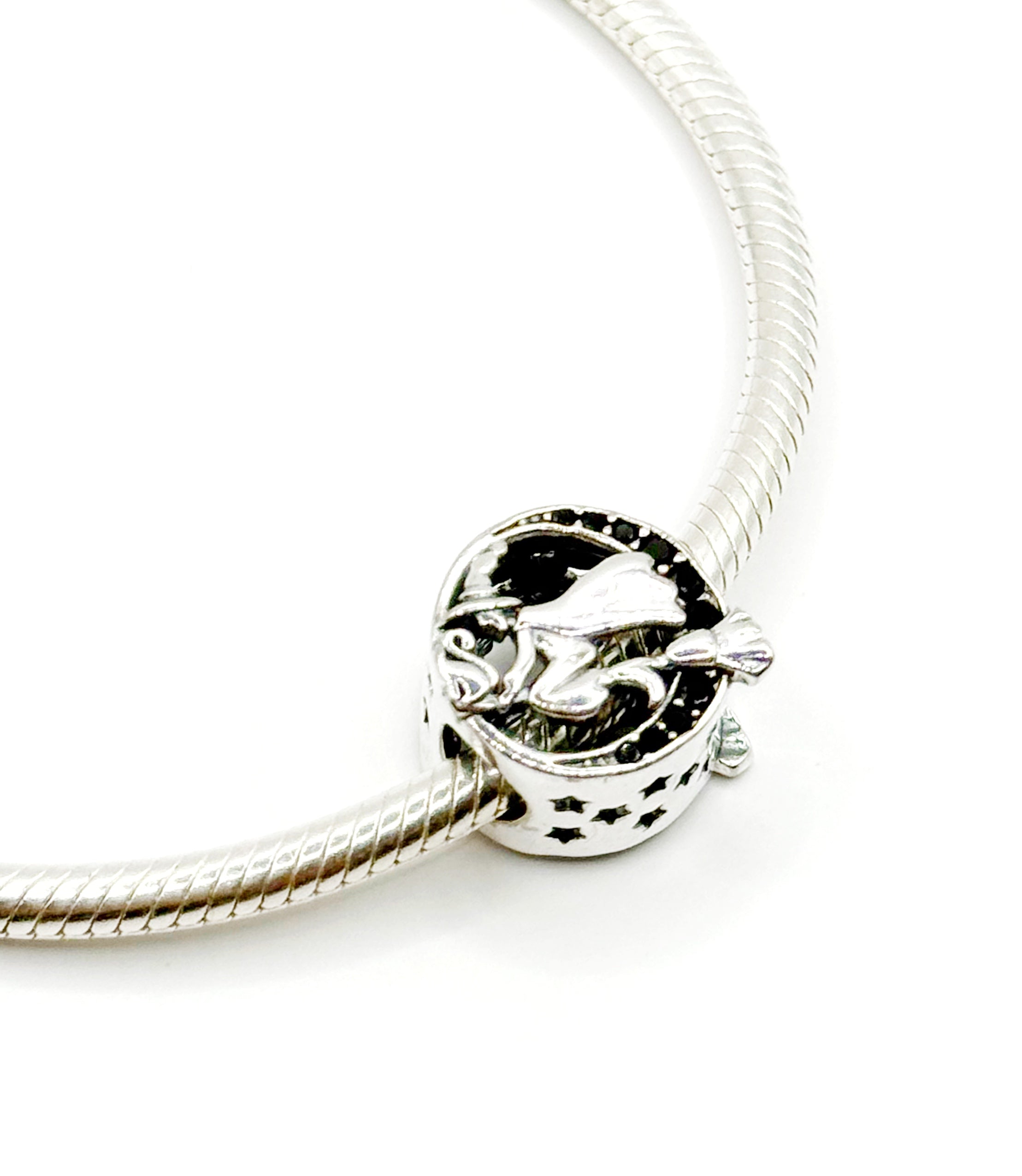 Charm Bruja volando en escoba y Luna de circonias negras