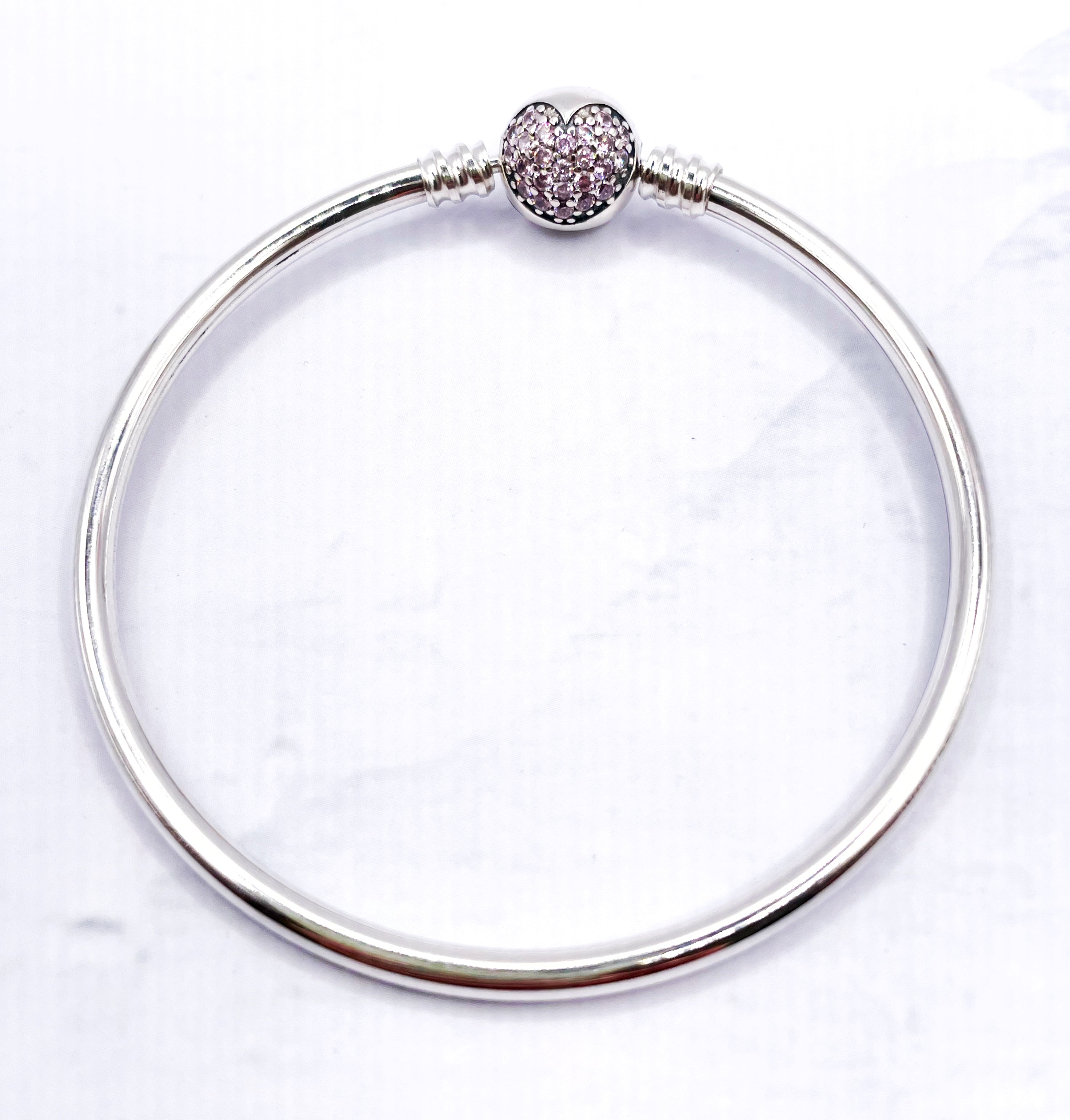 Pulsera rígida broche bolita corazón rosa