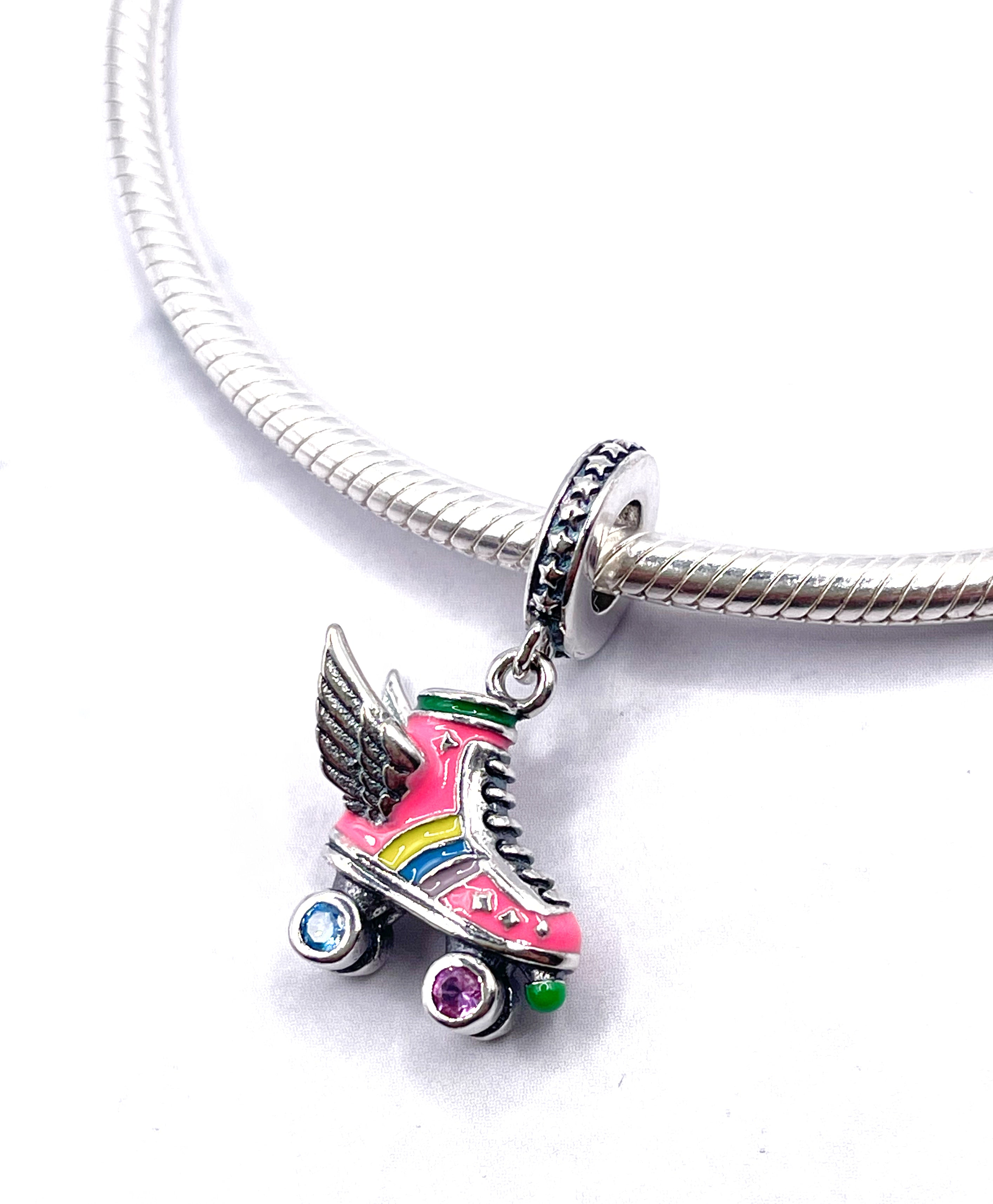 Charm Patín rosado con alas