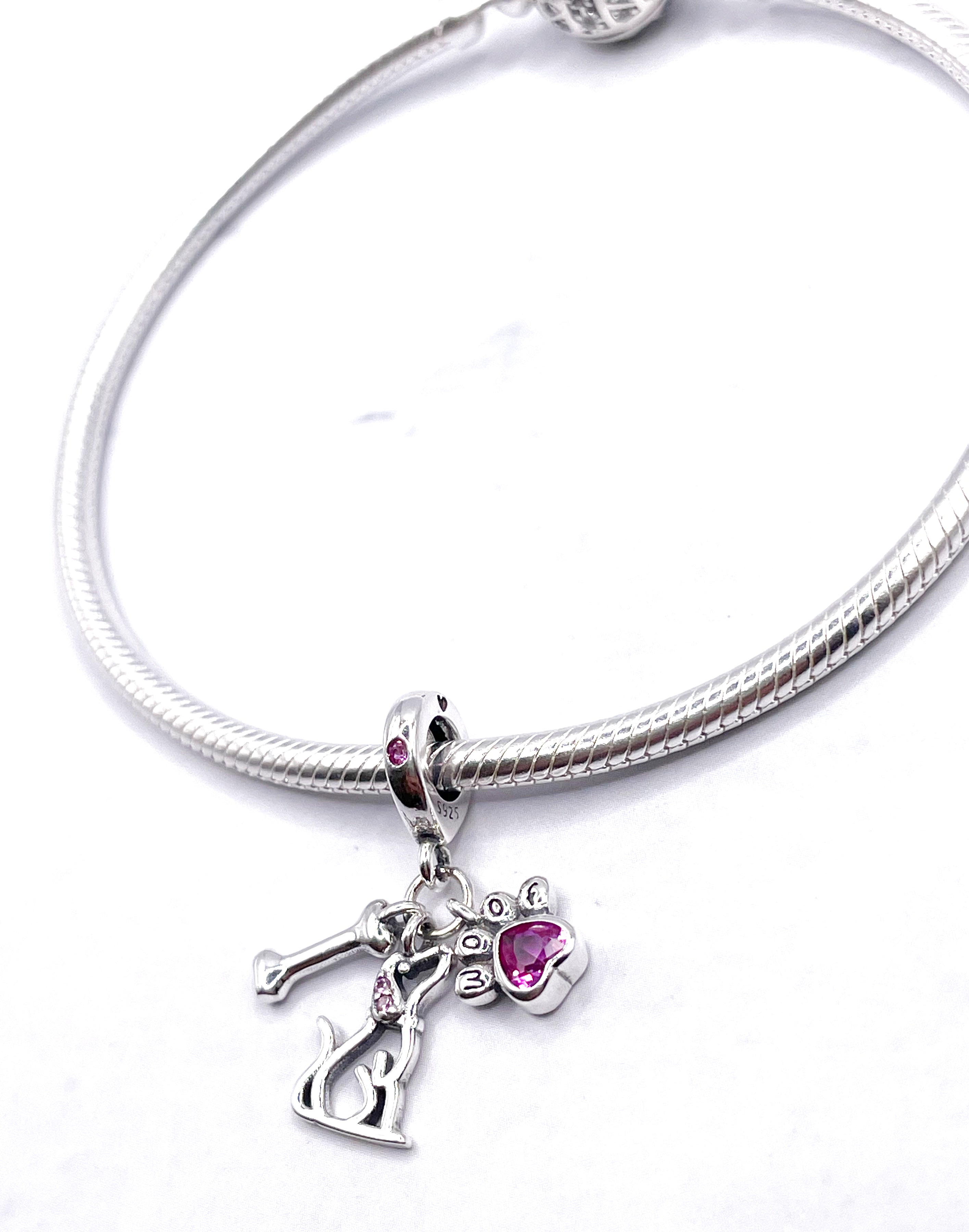 Charm Perro, hueso y huella corazón fucsia Woof