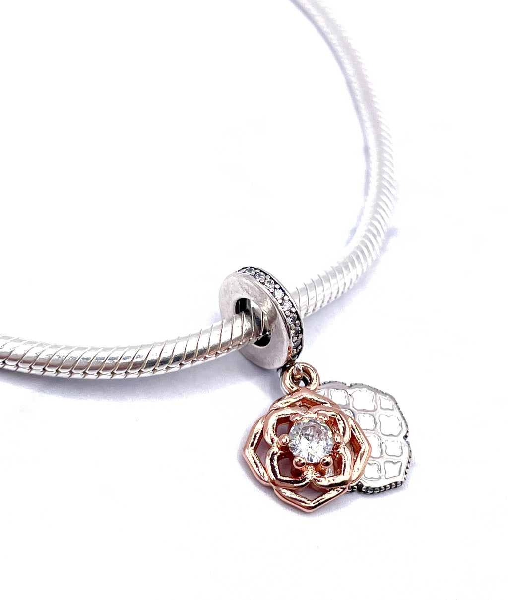 Charm Medalla flor rose gold “Los momentos que paso contigo son mis favoritos”