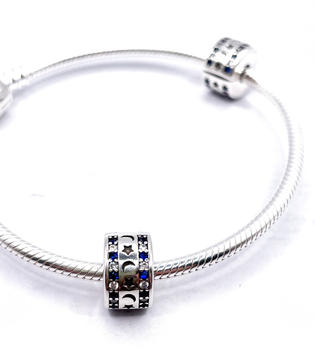 Charms Par de Fijadores clip de lunas y estrellas con bordes de circonias azules y blancas