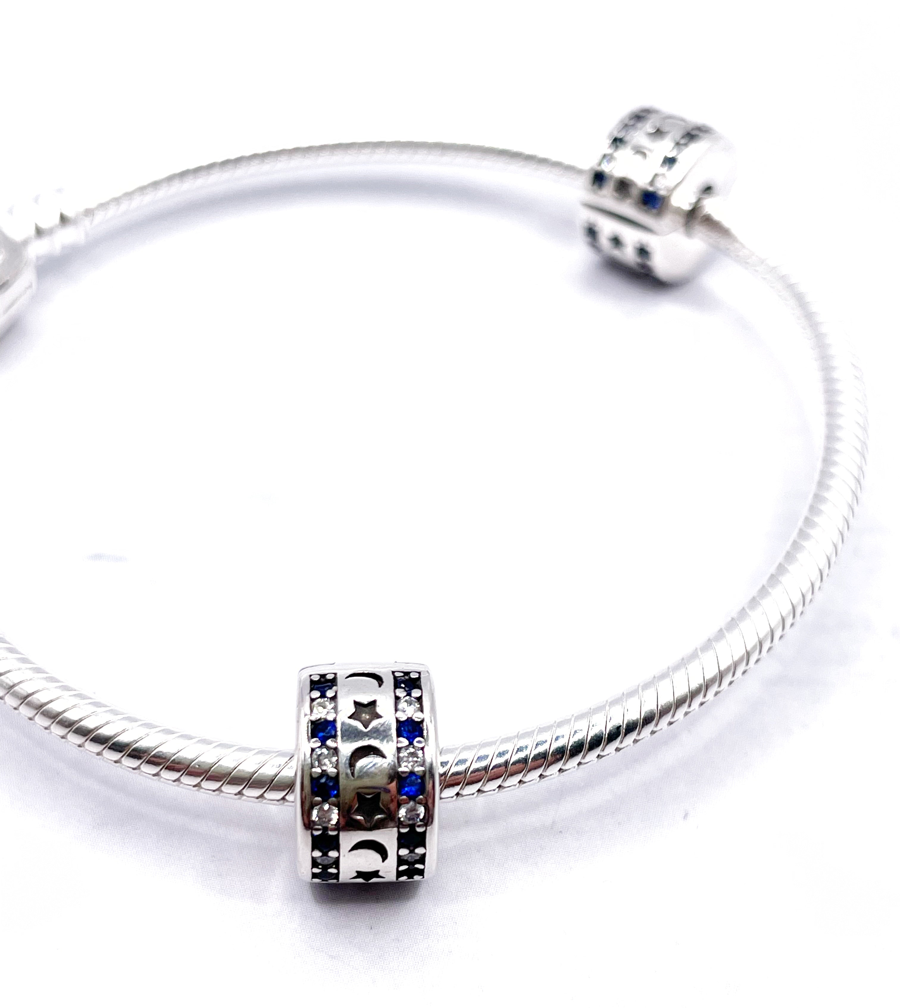 Charms Par de Fijadores clip de lunas y estrellas con bordes de circonias azules y blancas