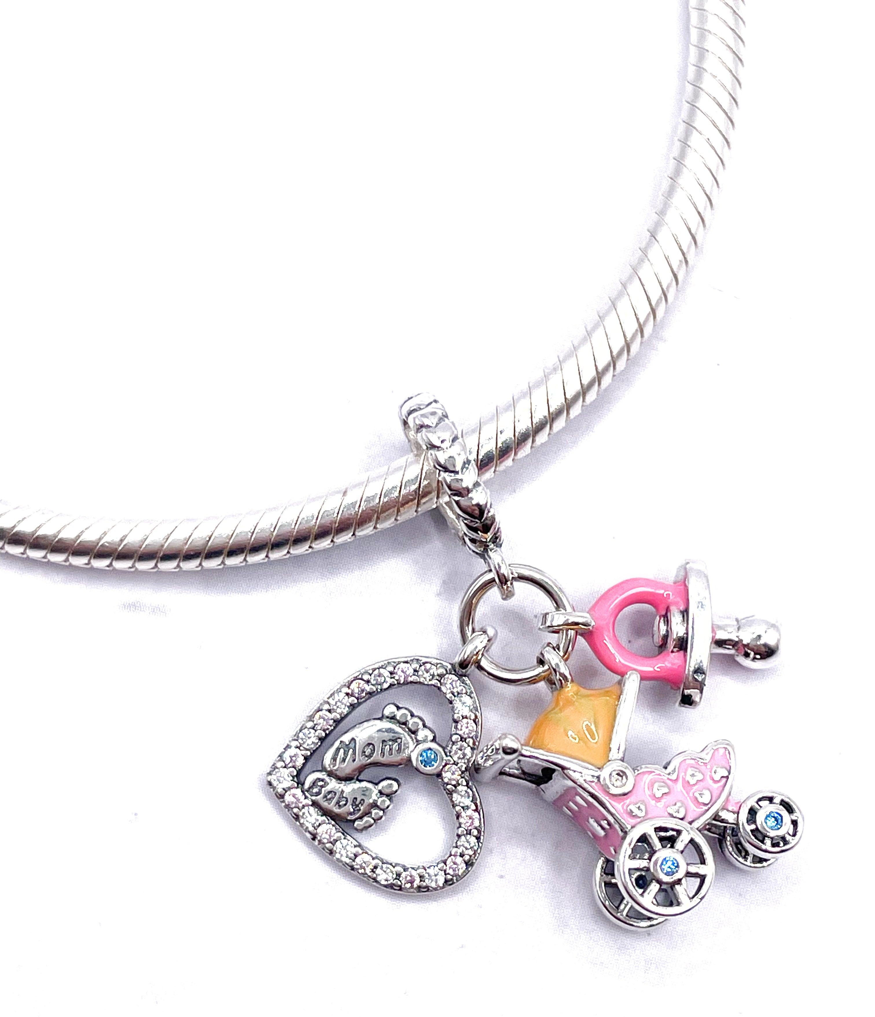 Charm Corazón huellas, cochecito y chupete rosa