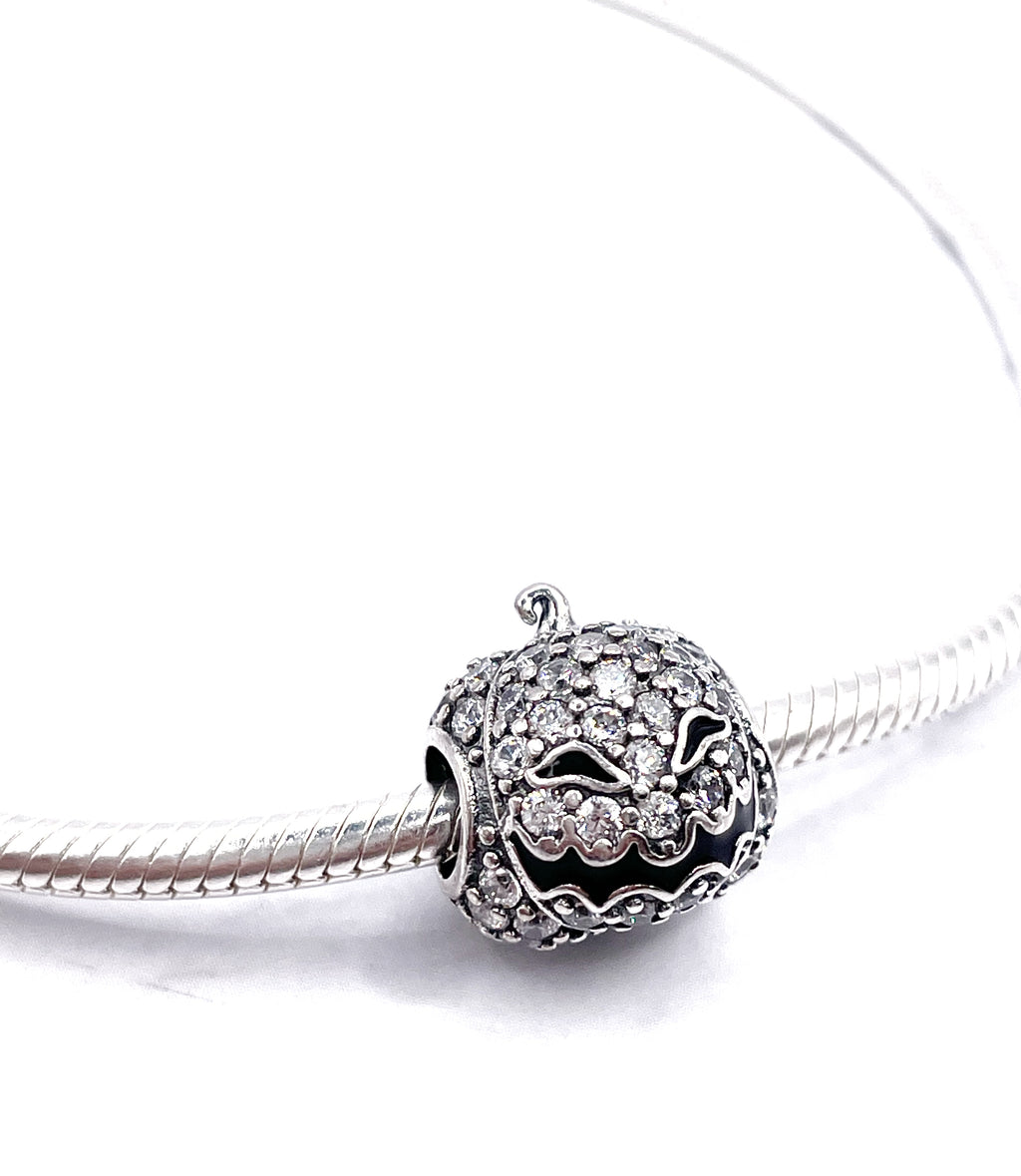 Charm Calabaza Halloween en circonias blancas