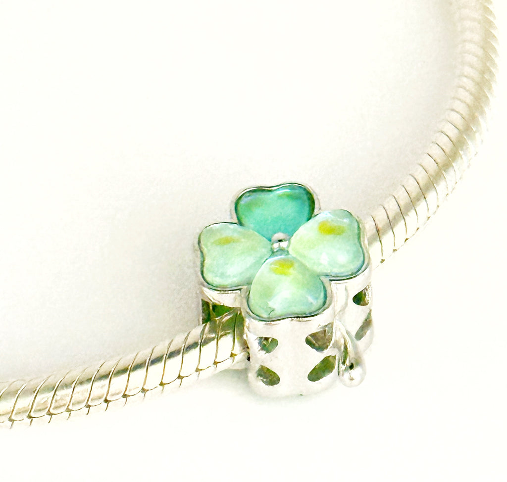 Charm Trébol verde tornasolado