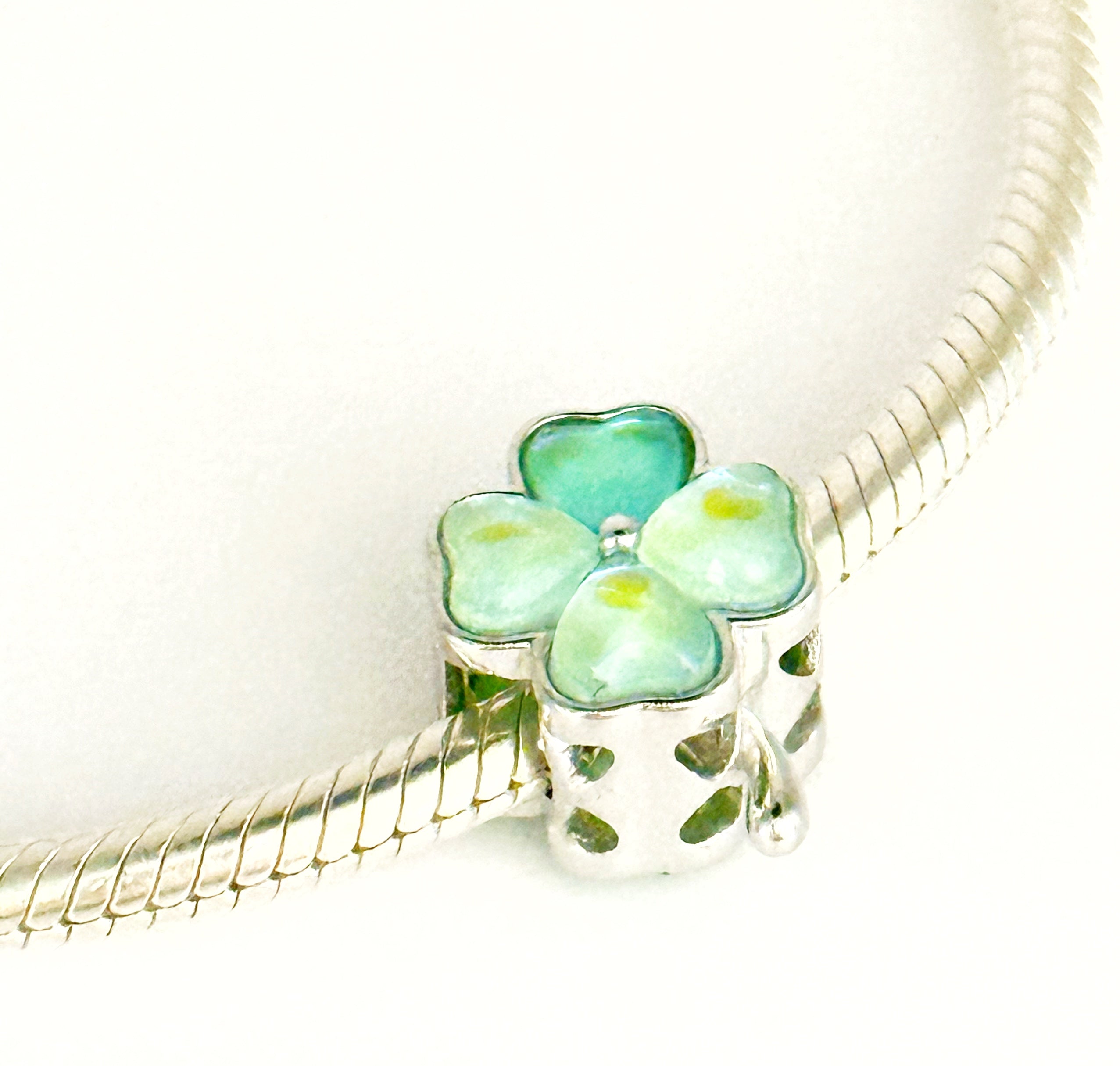 Charm Trébol verde tornasolado