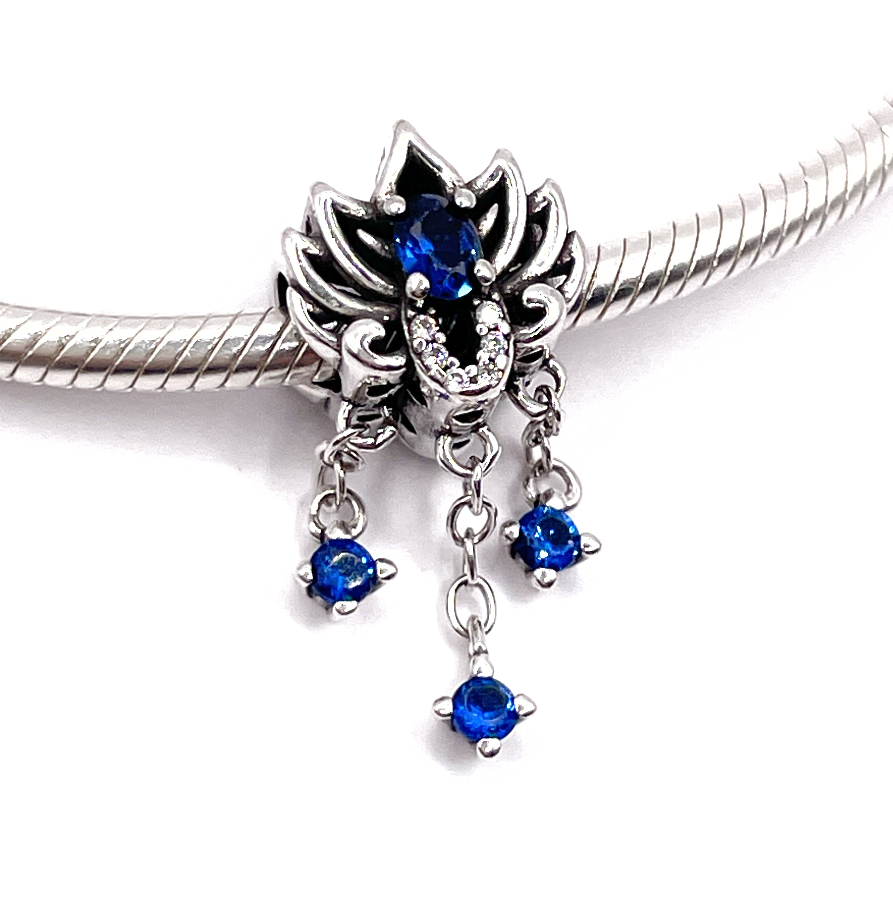 Charm Flor de loto y colgantes azules