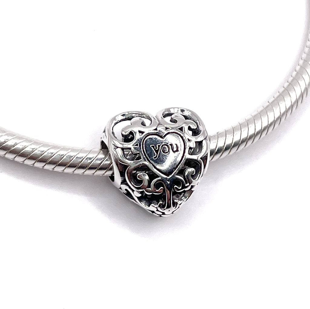 Charm Corazón calado “Me” “You”