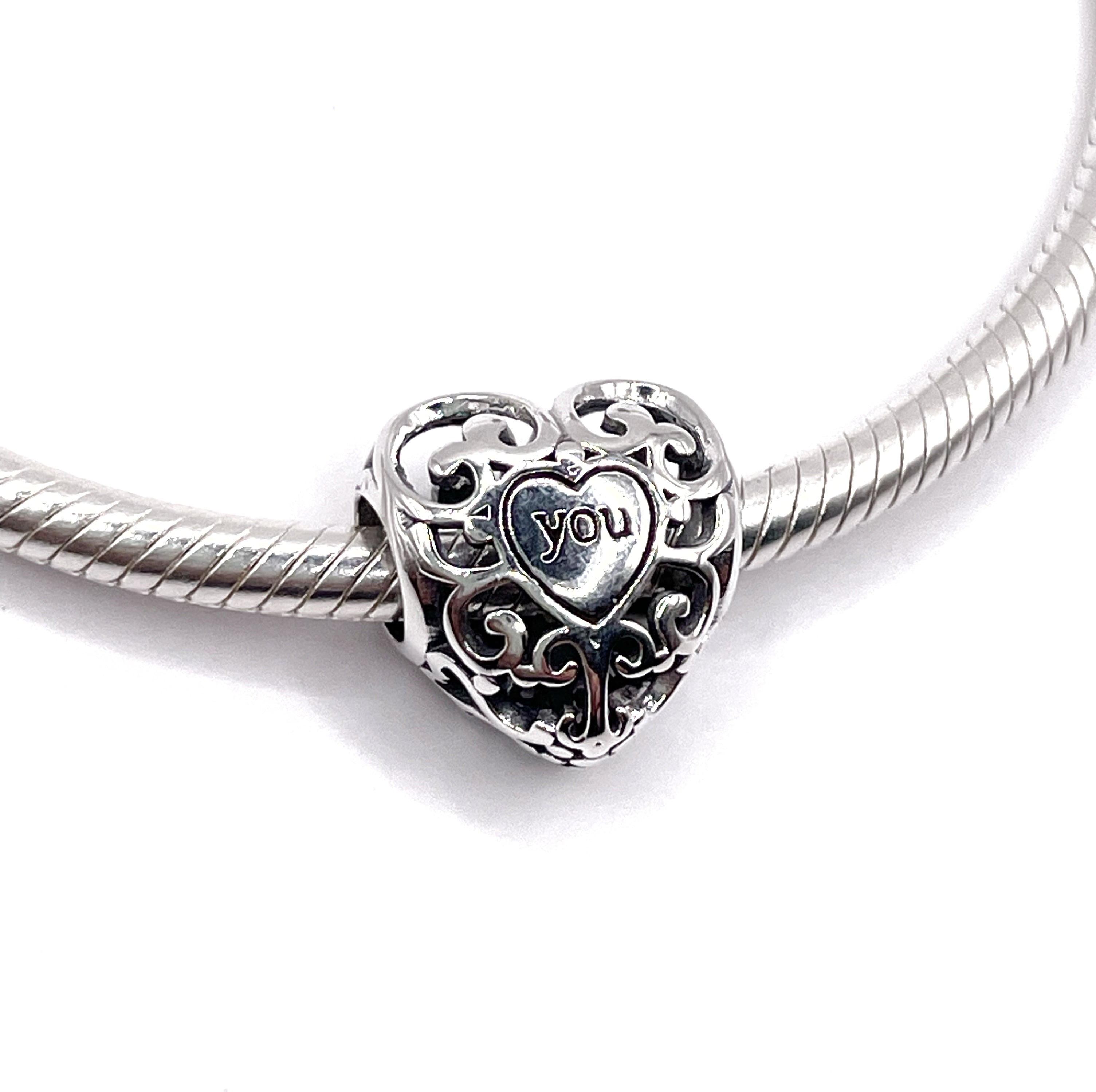 Charm Corazón calado “Me” “You”