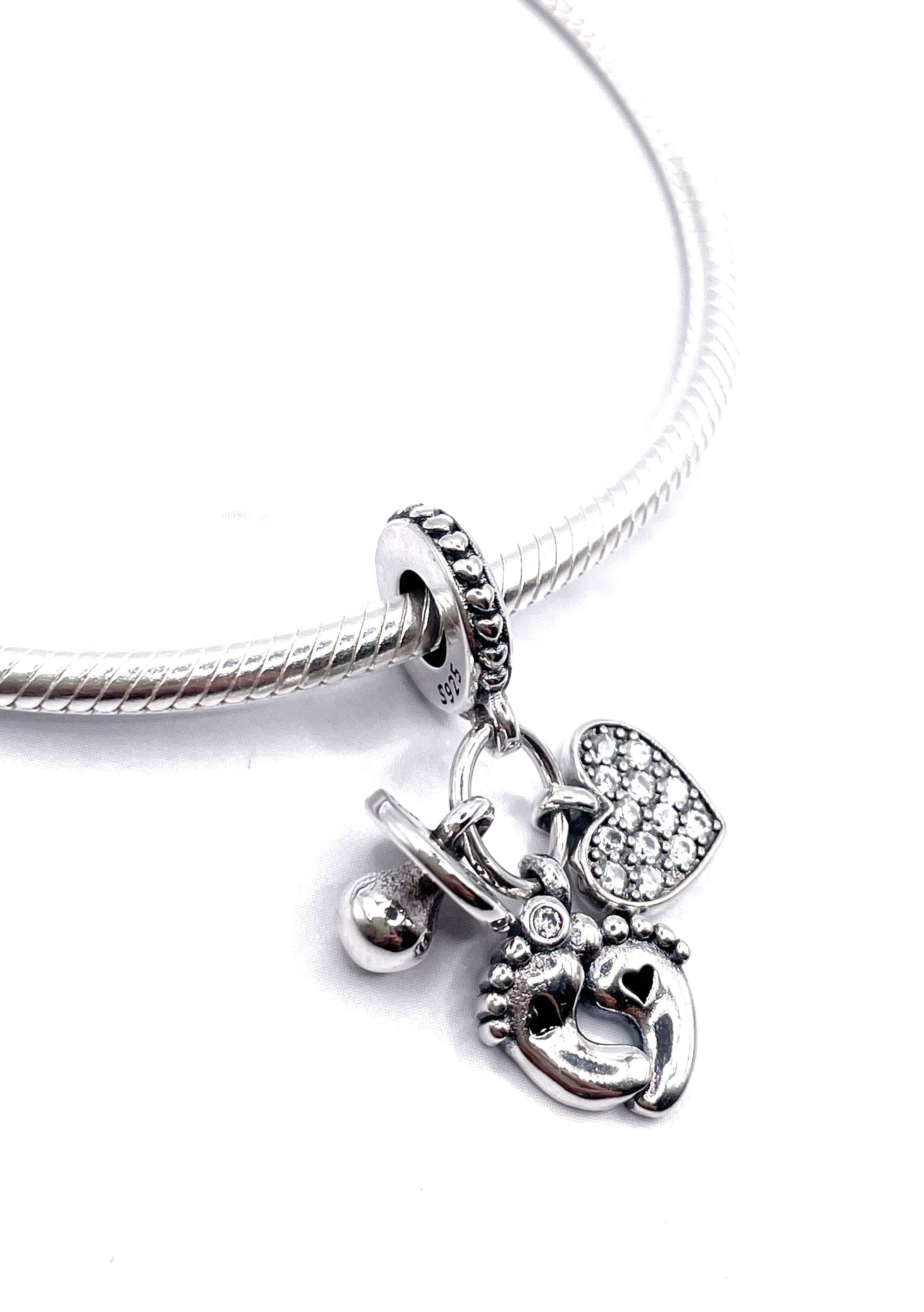 Charm Chupete, huellitas y corazón de circonias blancas