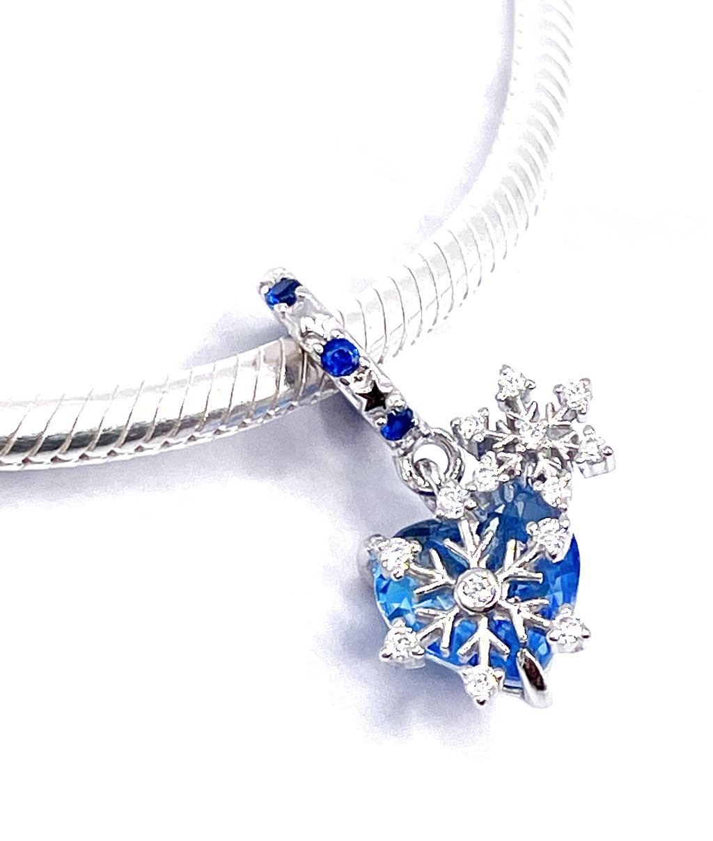 Charm Corazón azul y copos de nieve