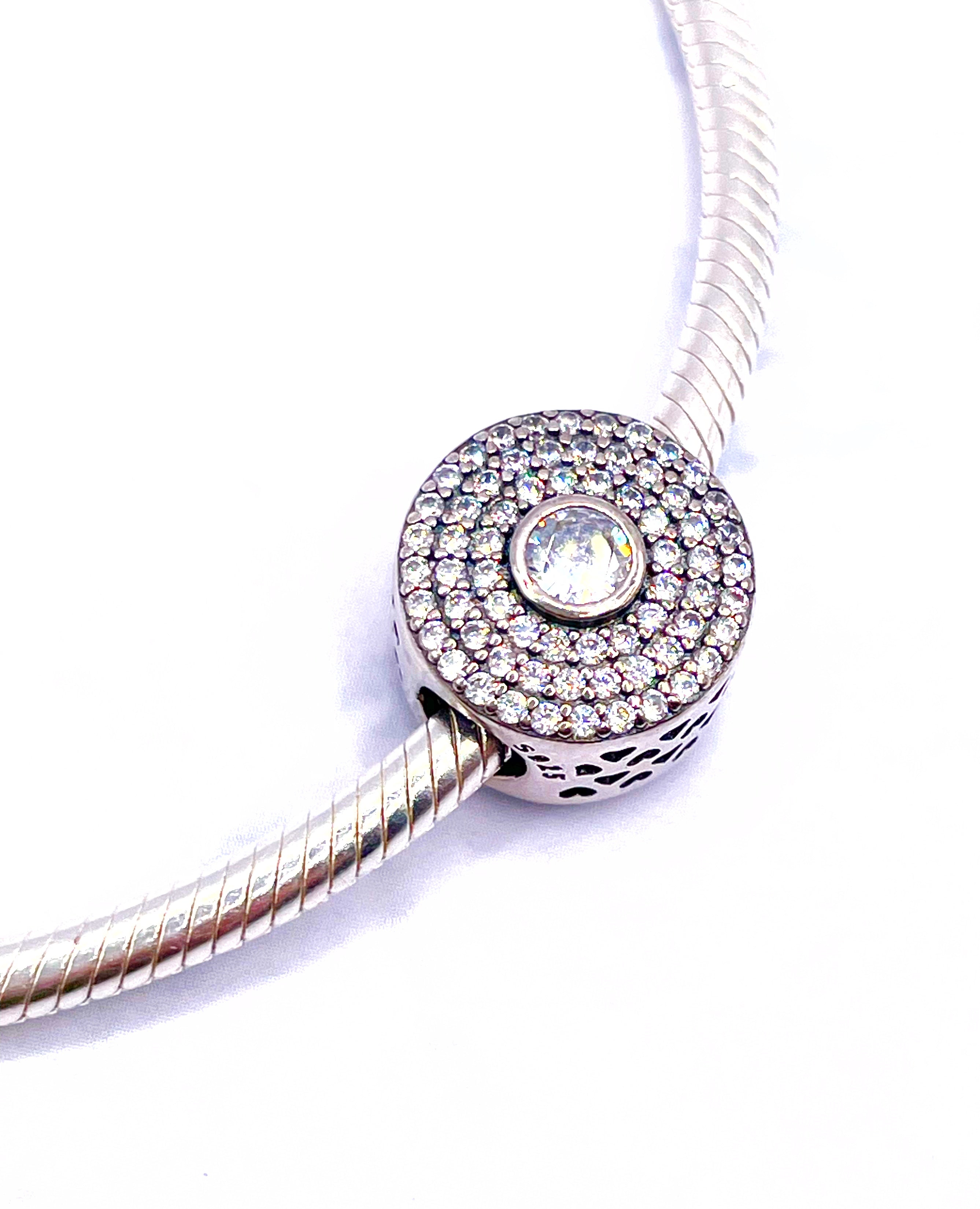 Charm Círculos concéntricos de circonias en pavé - blanco