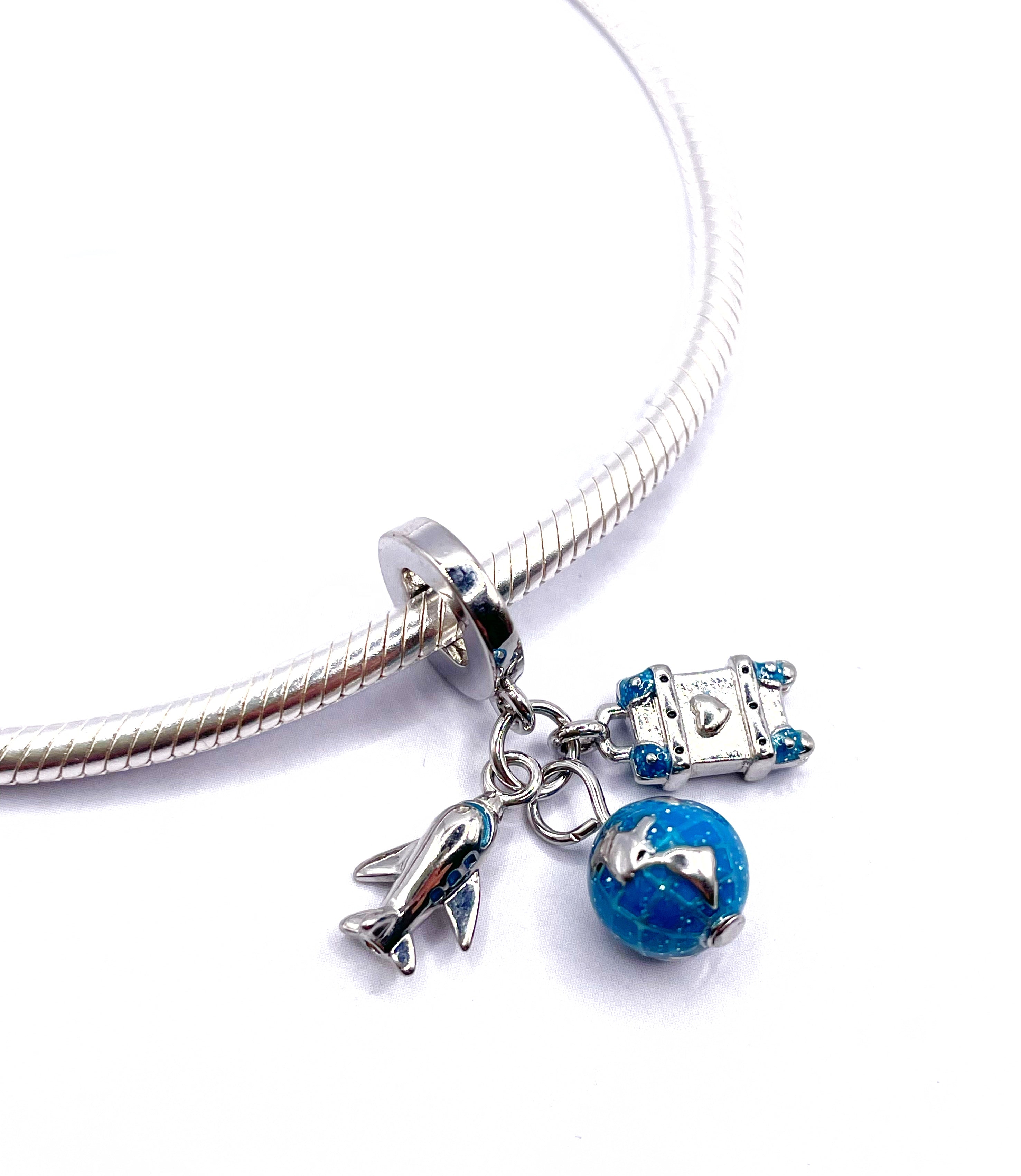 Charm Avión, Mapamundi y maleta celeste