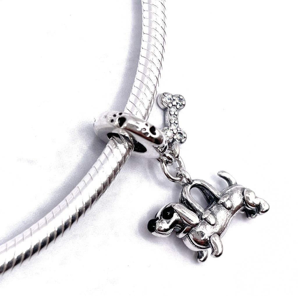 Charm Perro salchicha y hueso