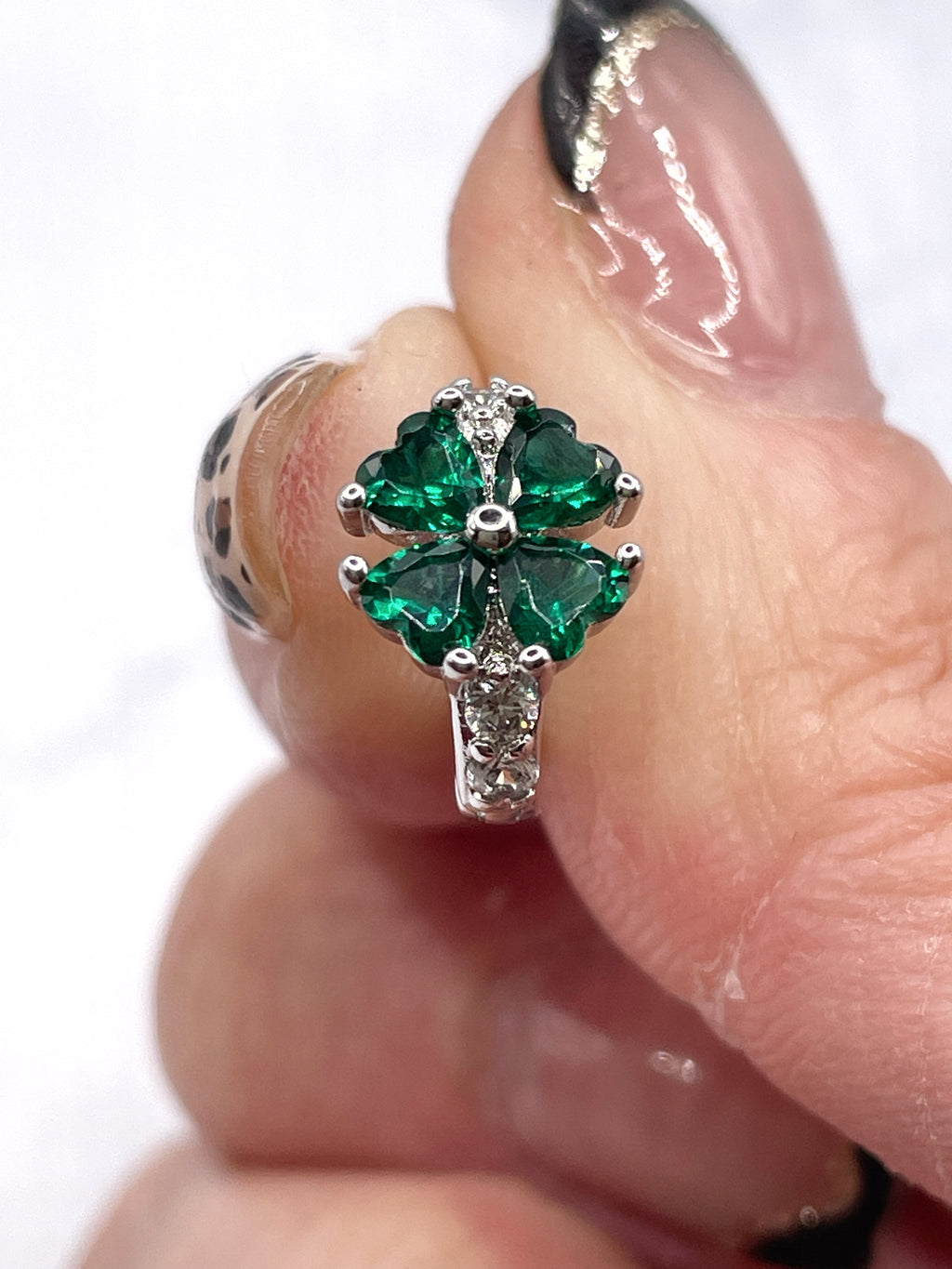 Aritos de tréboles verdes de 4 hojas