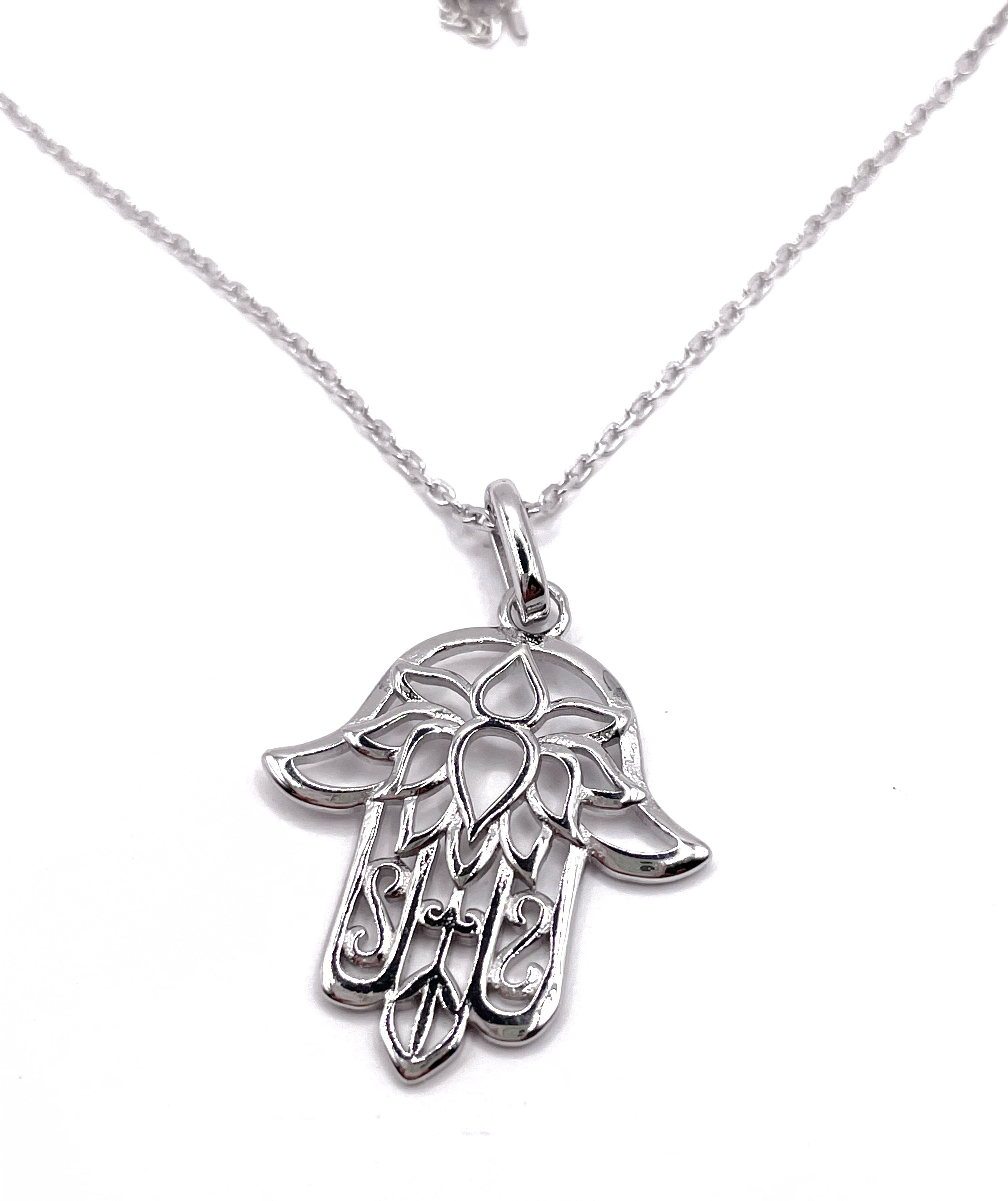 Cadena con dije de Mano de Fátima y Flor de loto