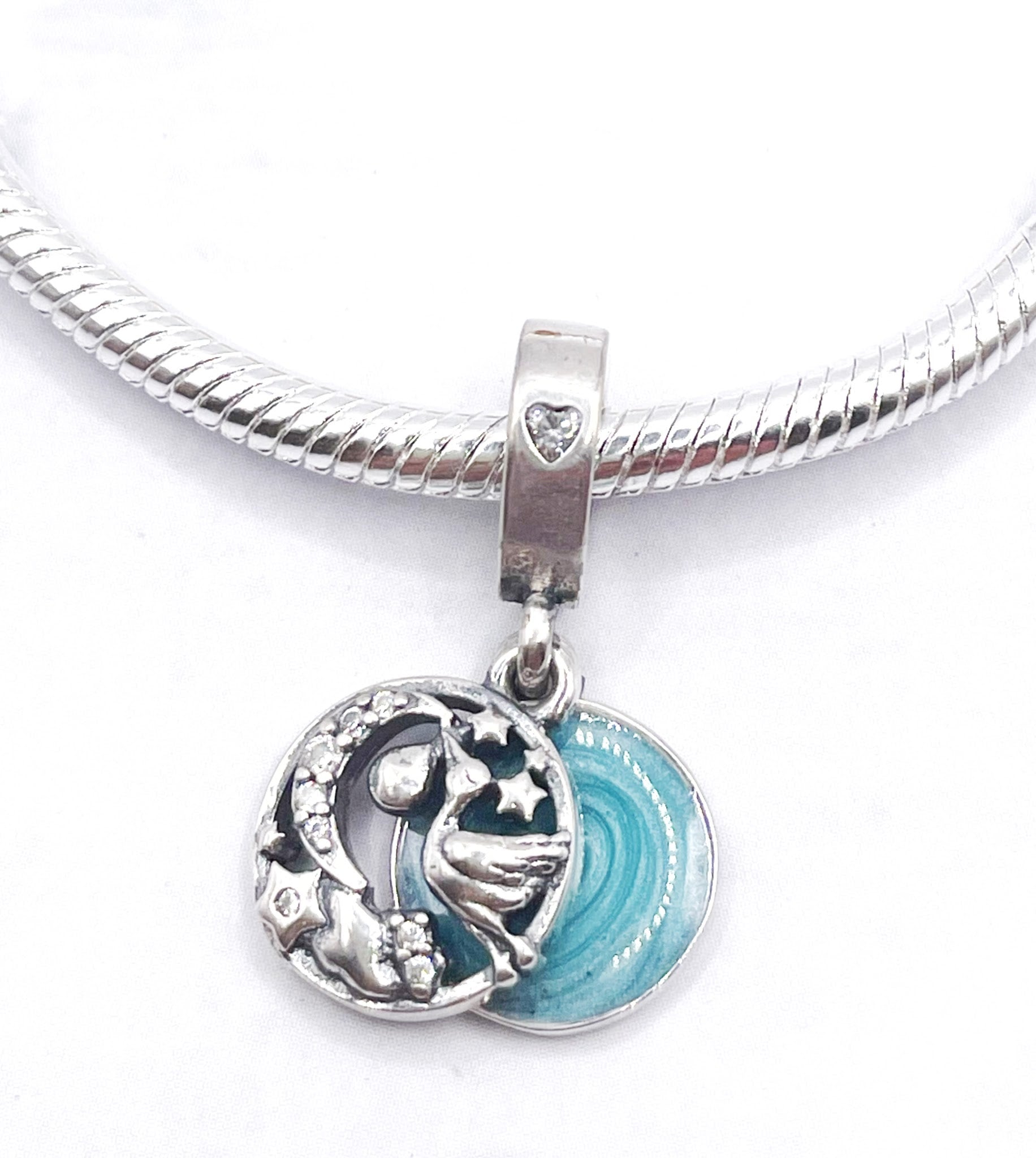 Charm Cigüeña volando con leyenda trasera