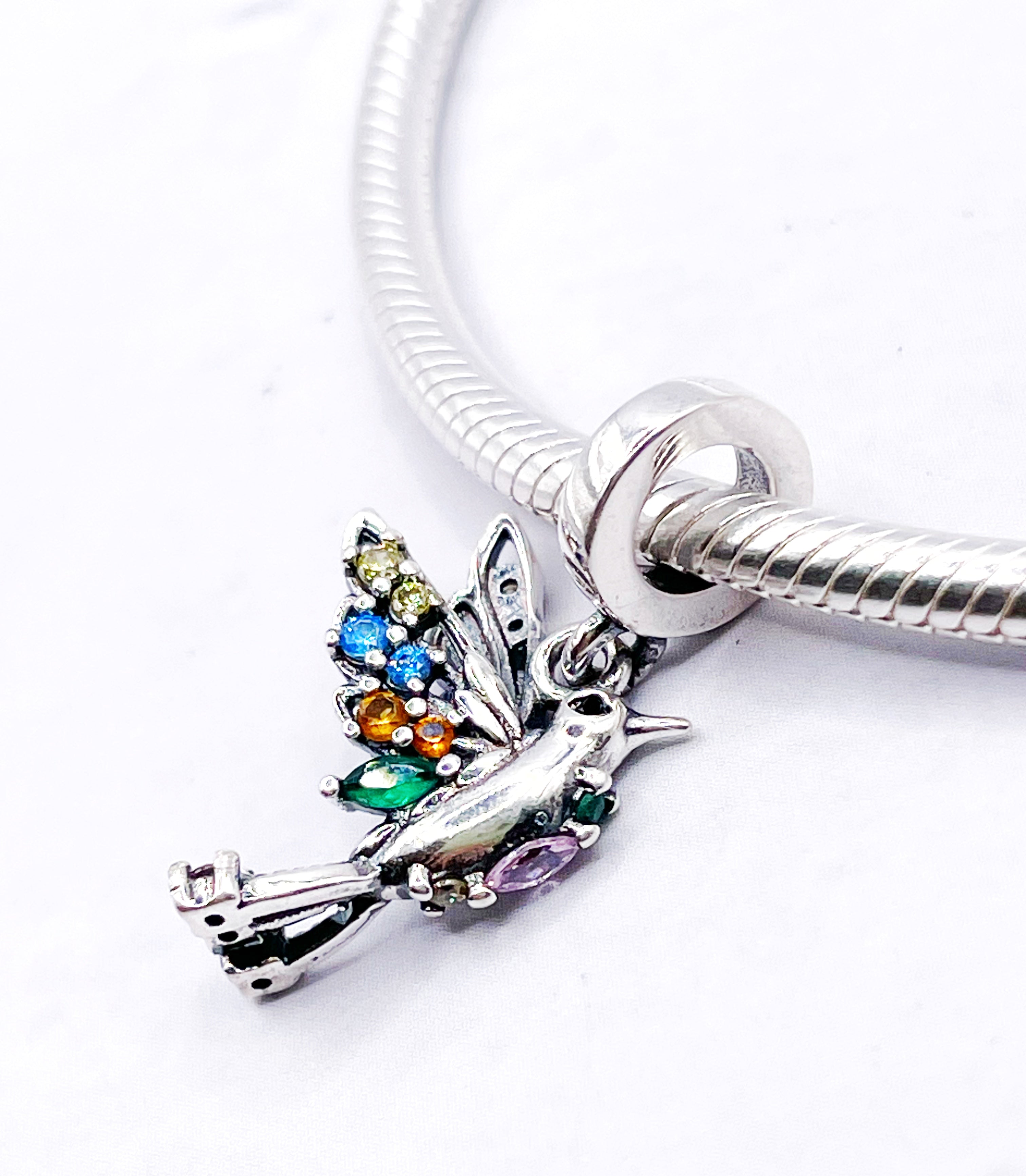Charm Colibrí con circonias multicolores