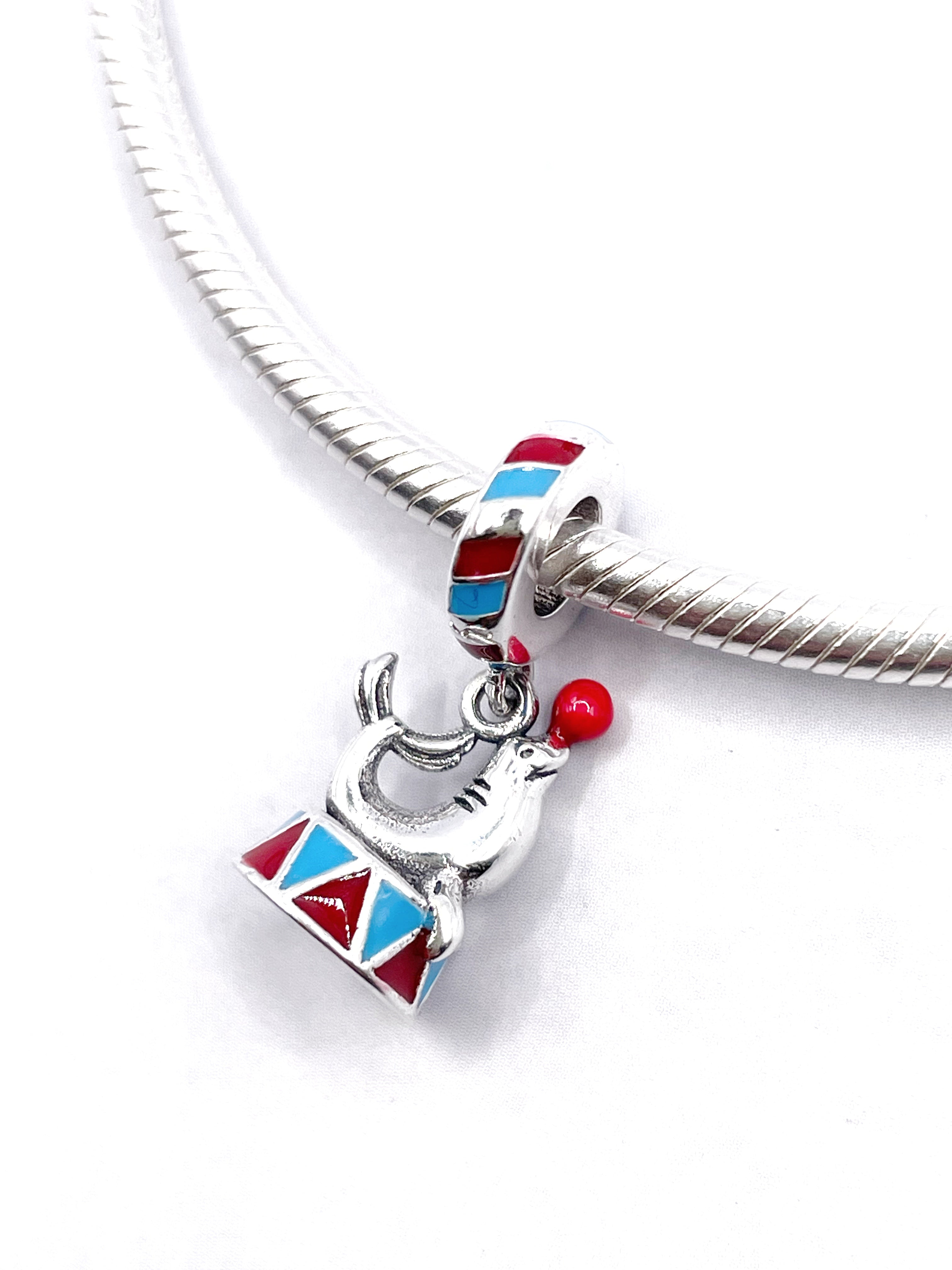 Charm Foca de circo colgante