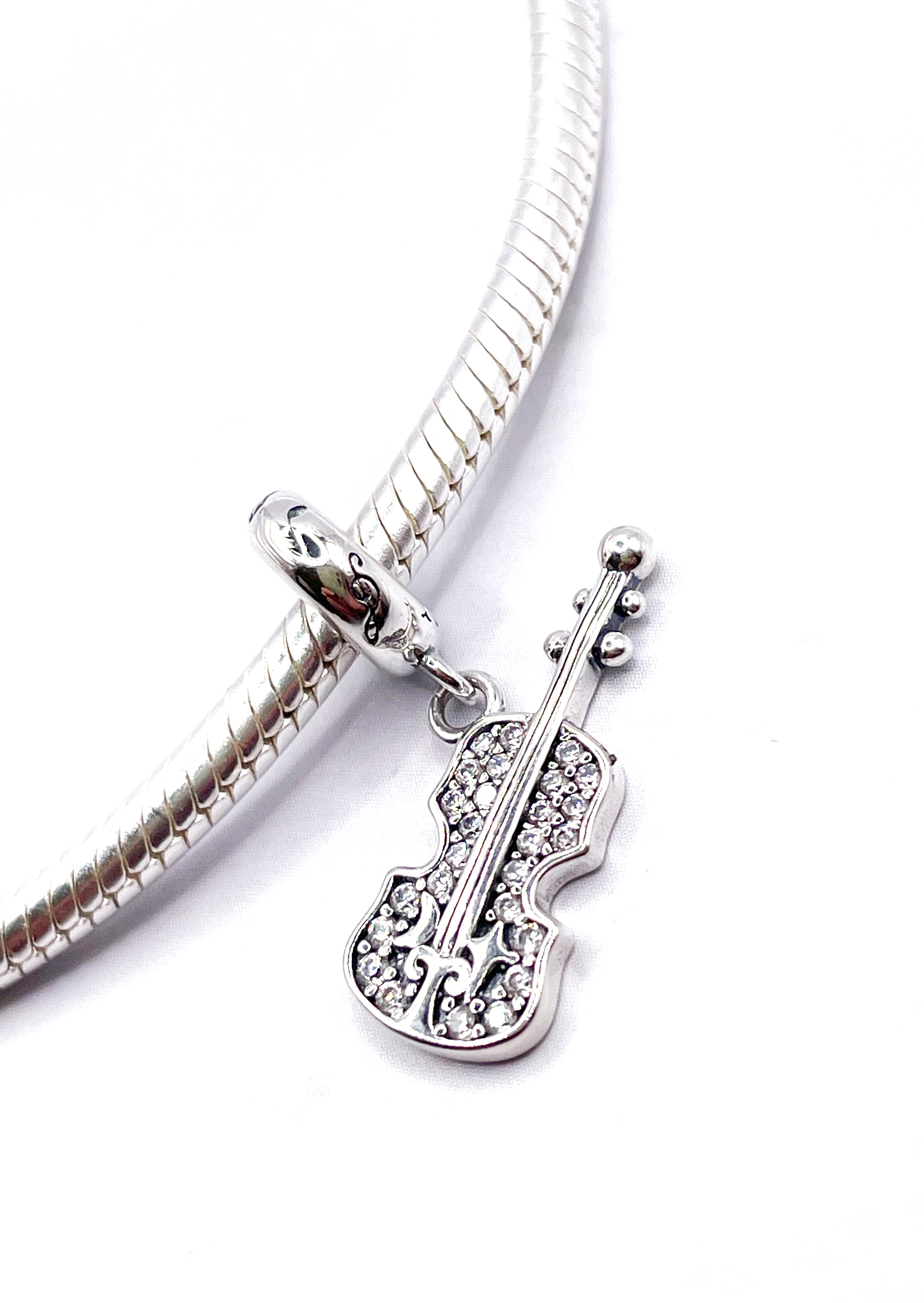 Charm Violín con circonias blancas